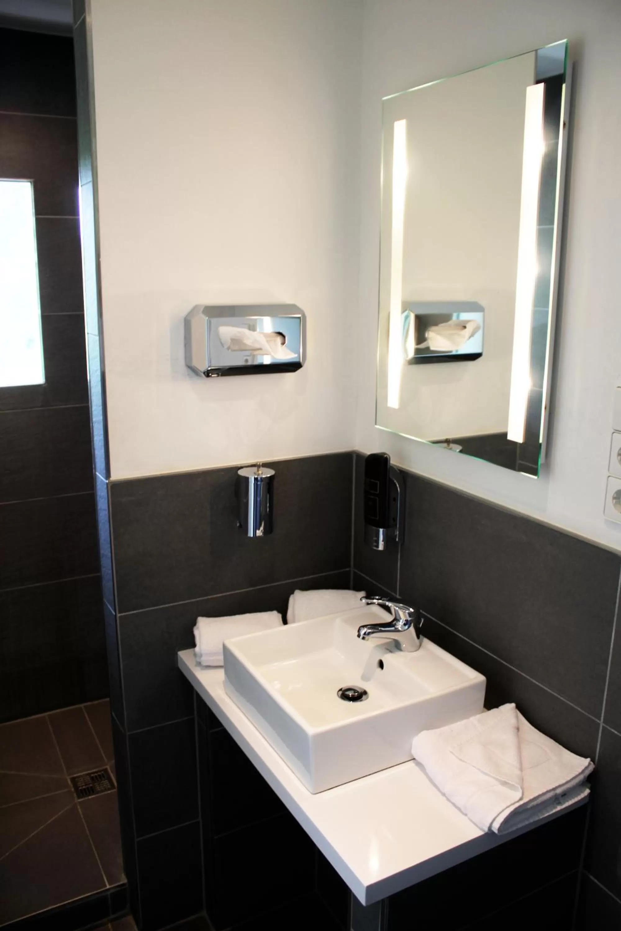 Bathroom in bestprice Hotel Bendorf Koblenz