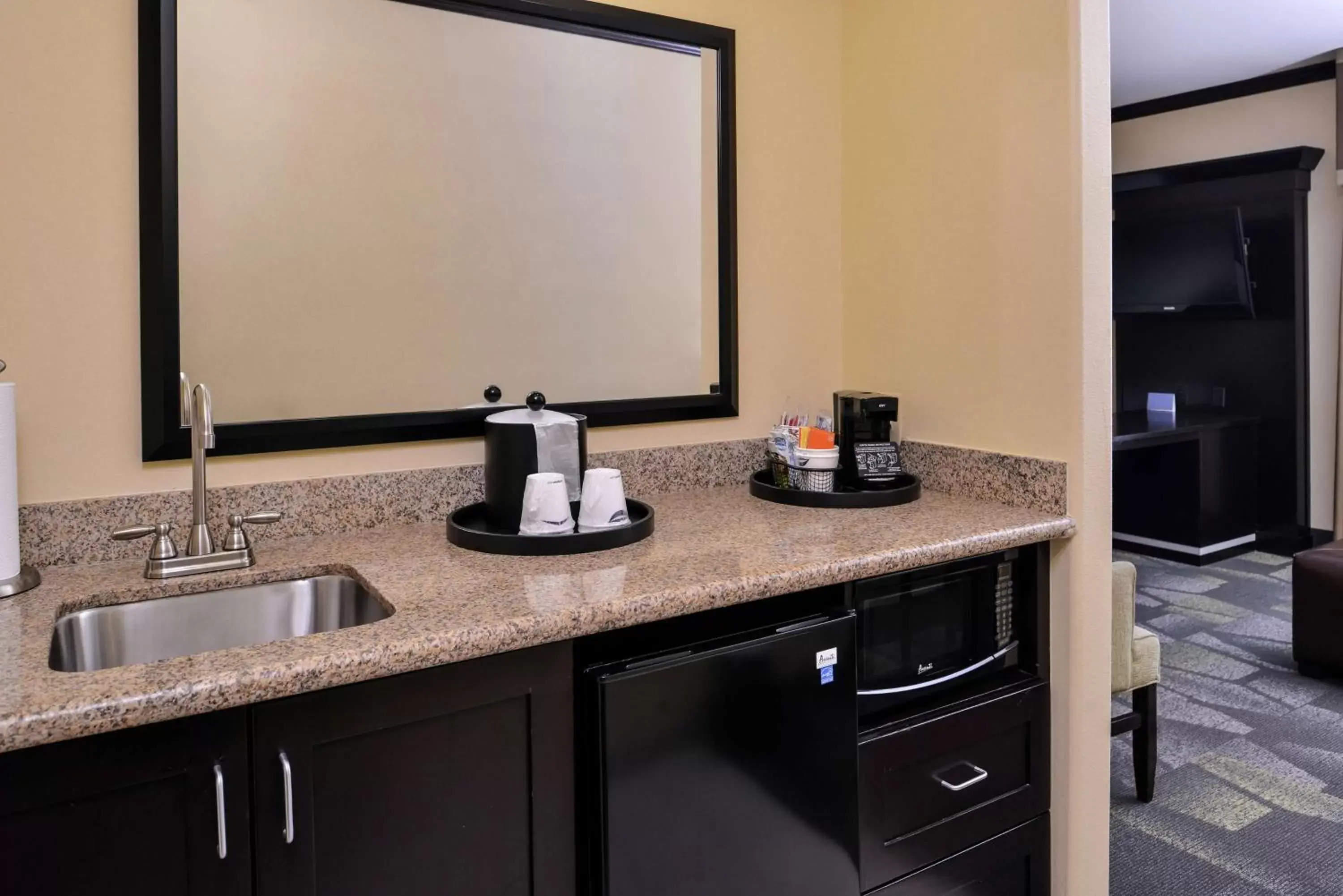 Photo of the whole room, Kitchen/Kitchenette in Hampton Inn & Suites Big Spring