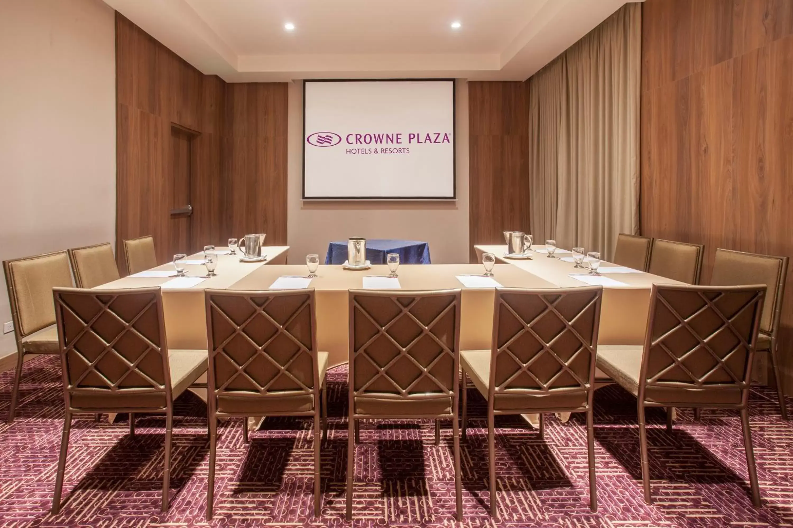 Meeting/conference room in Crowne Plaza Airport, an IHG Hotel