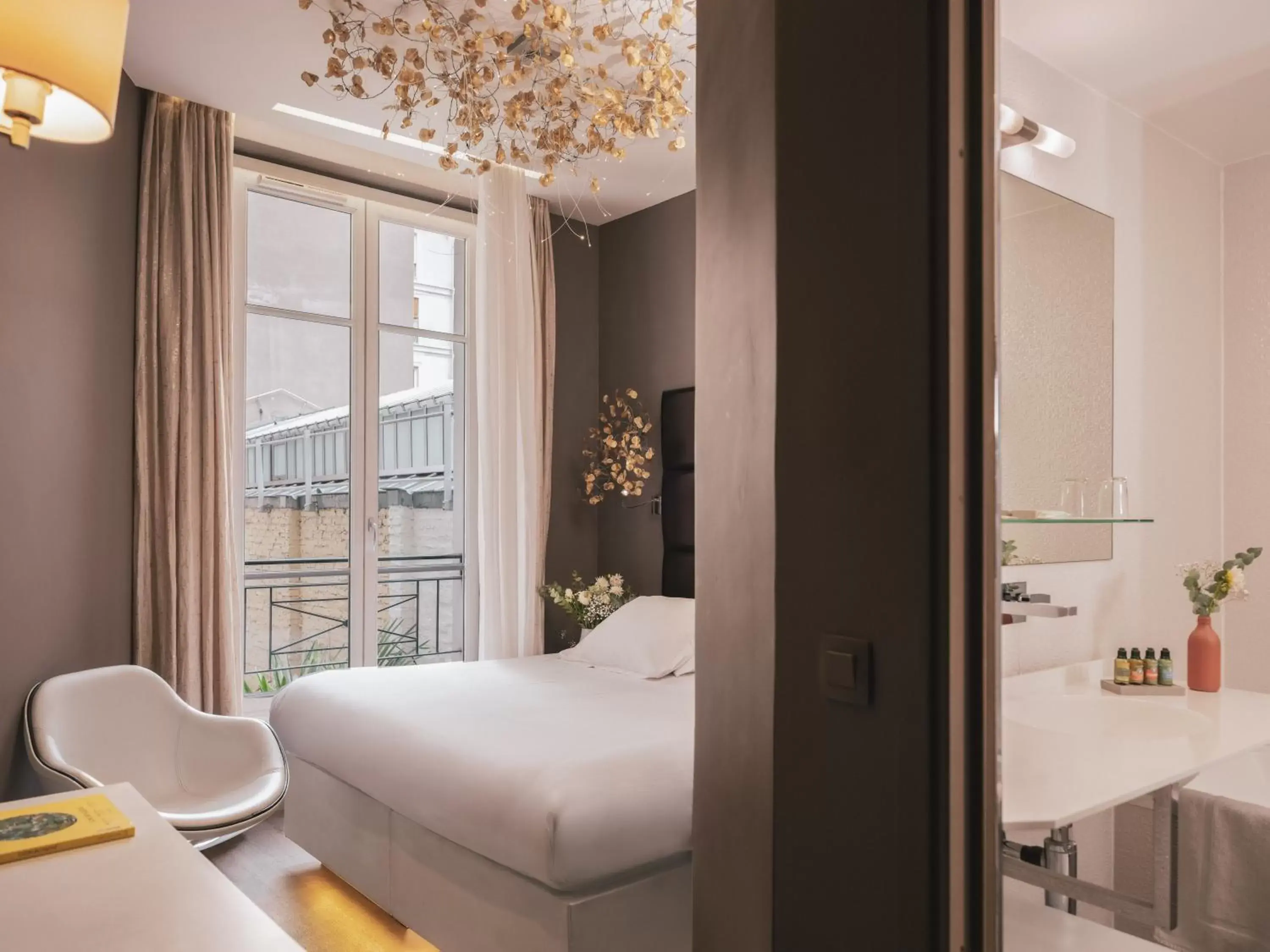 Bathroom, Bed in Legend Saint Germain