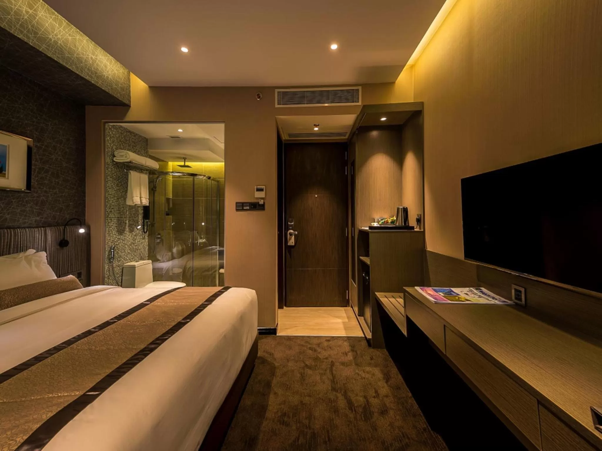 Bed in Best Western Plus Maple Leaf