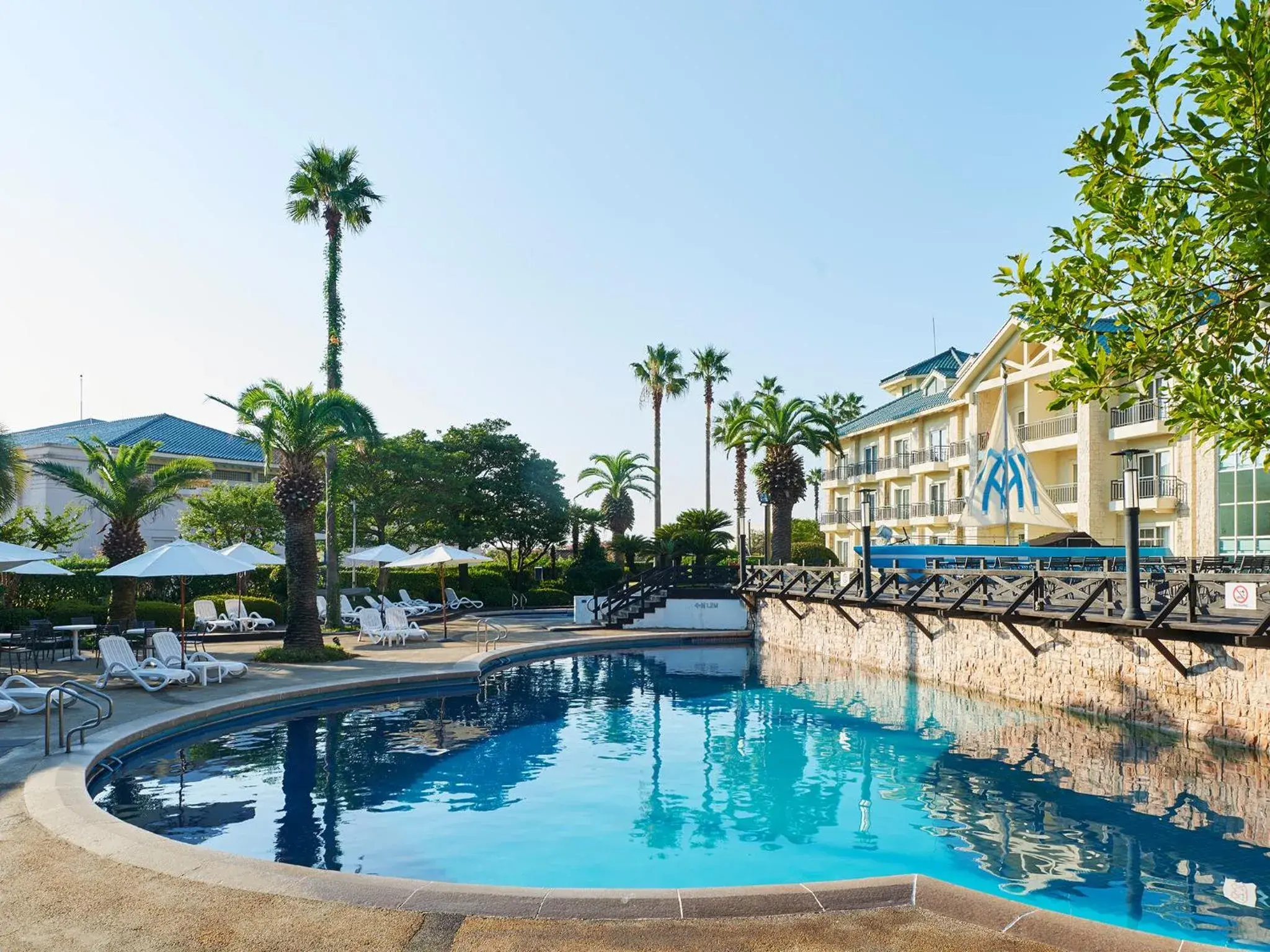 Swimming Pool in The Suites Hotel Jeju