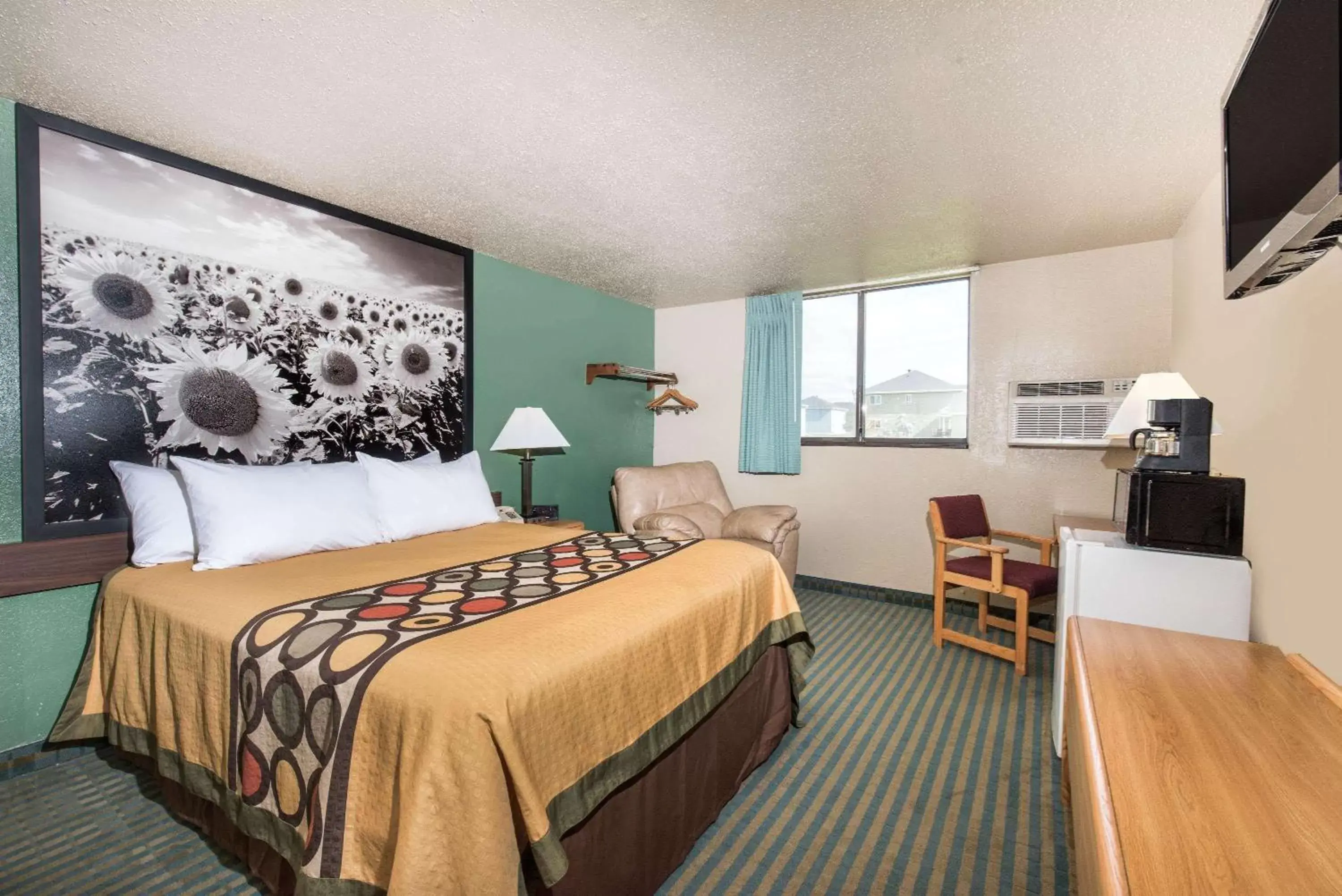 Photo of the whole room, Bed in Super 8 by Wyndham Devils Lake