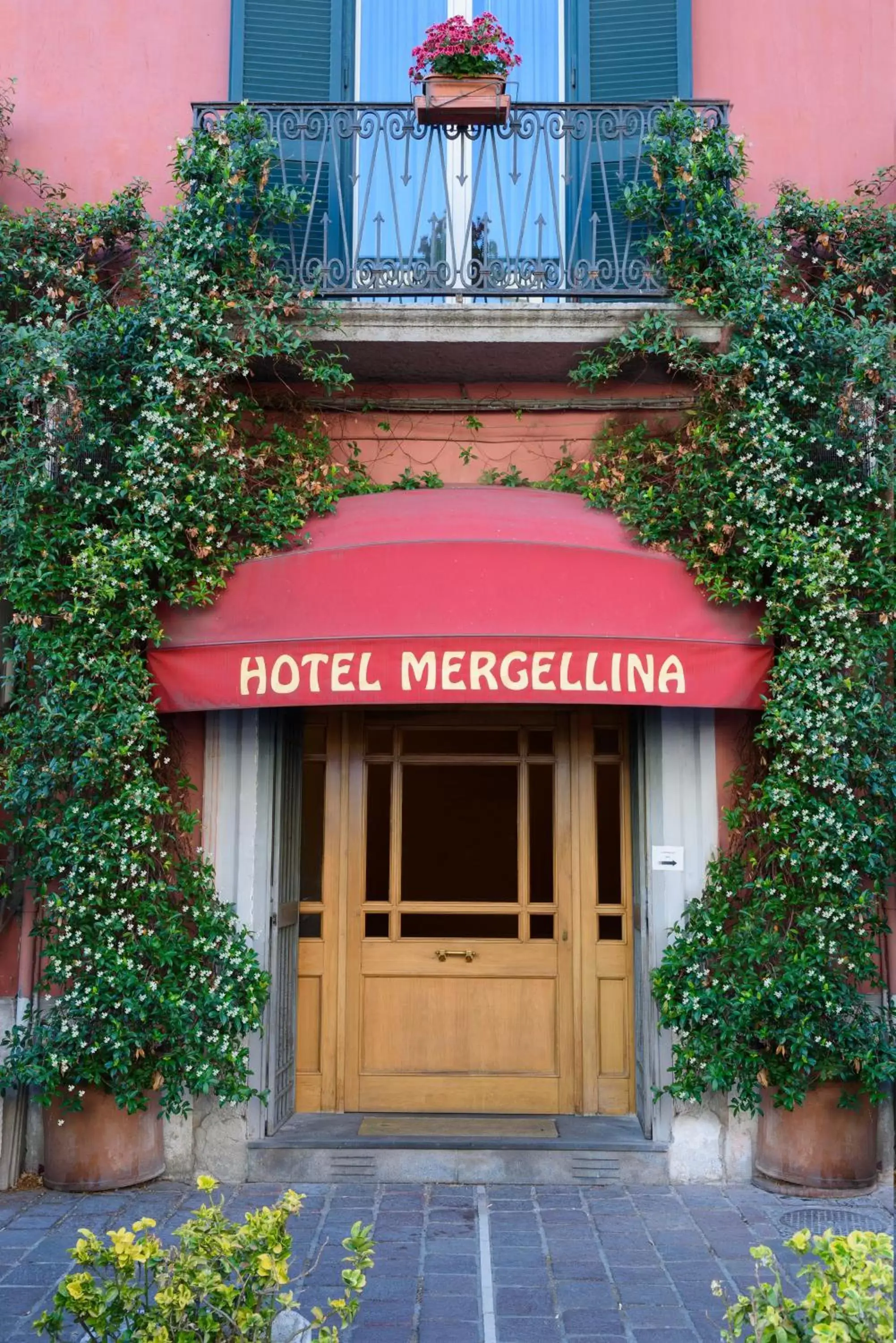 Facade/entrance in Hotel Mergellina