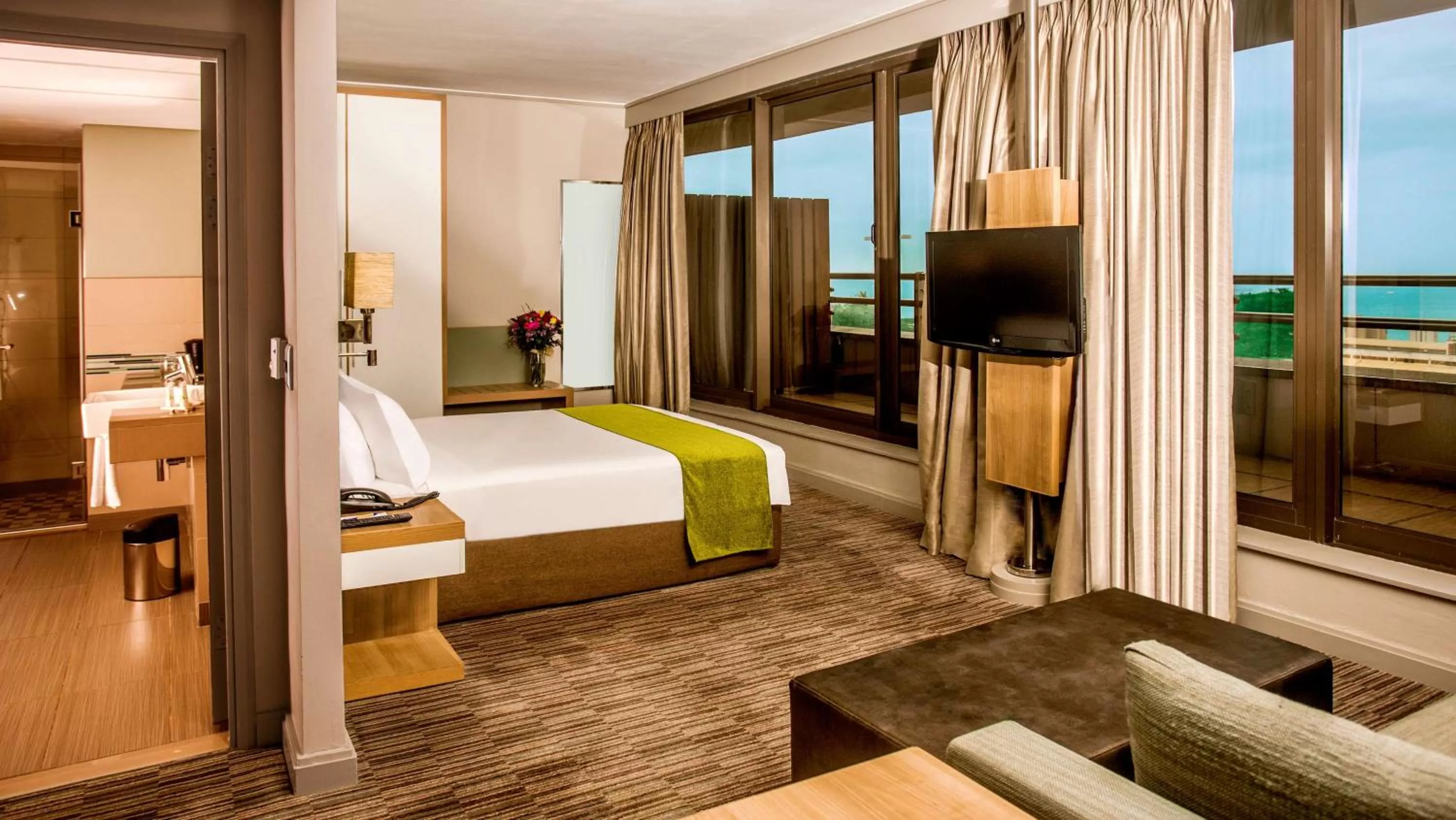 Photo of the whole room, Bed in Garden Court Umhlanga