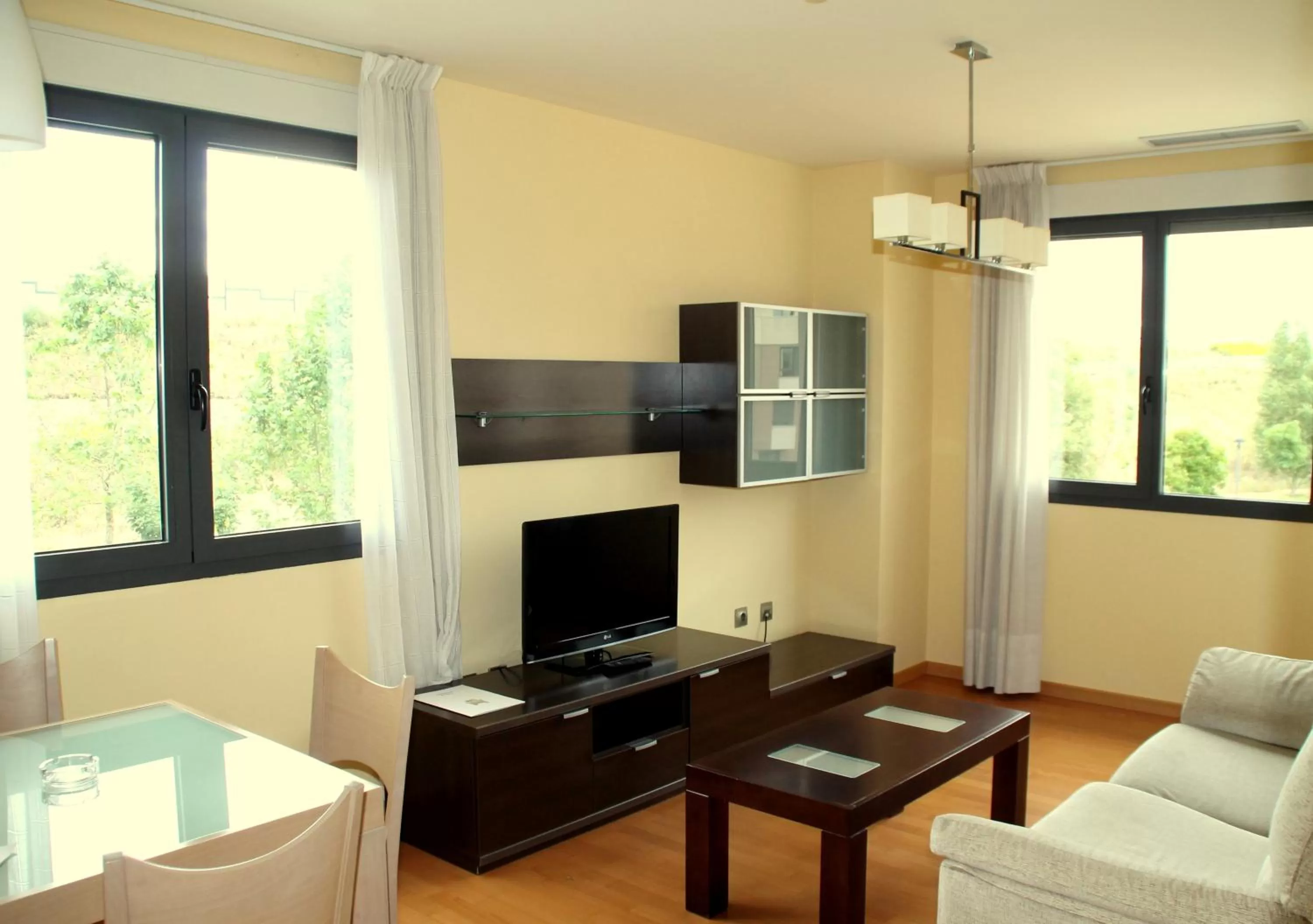 Living room, TV/Entertainment Center in Apartahotel Ribera
