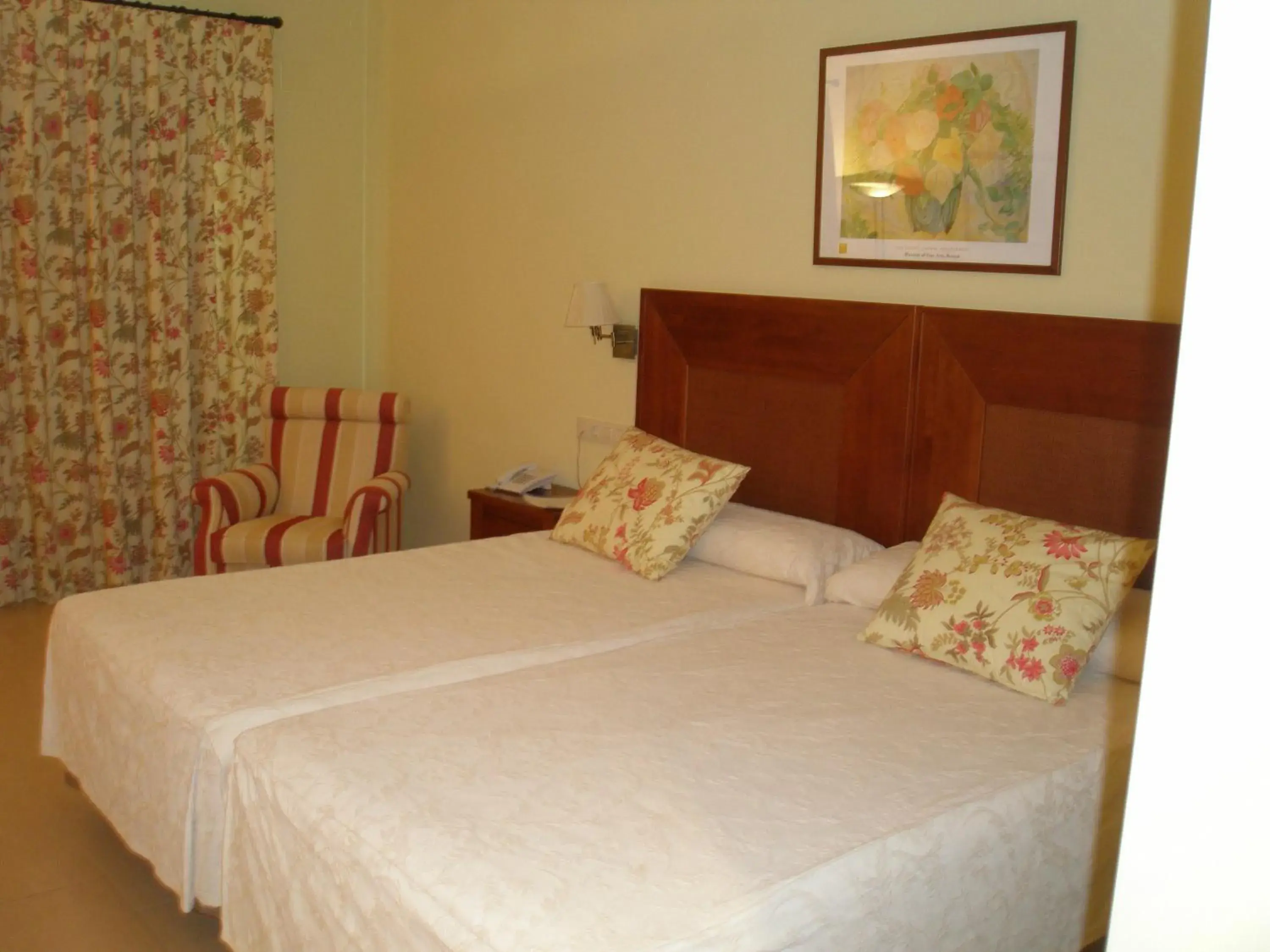 Photo of the whole room, Bed in Mirador de La Portilla