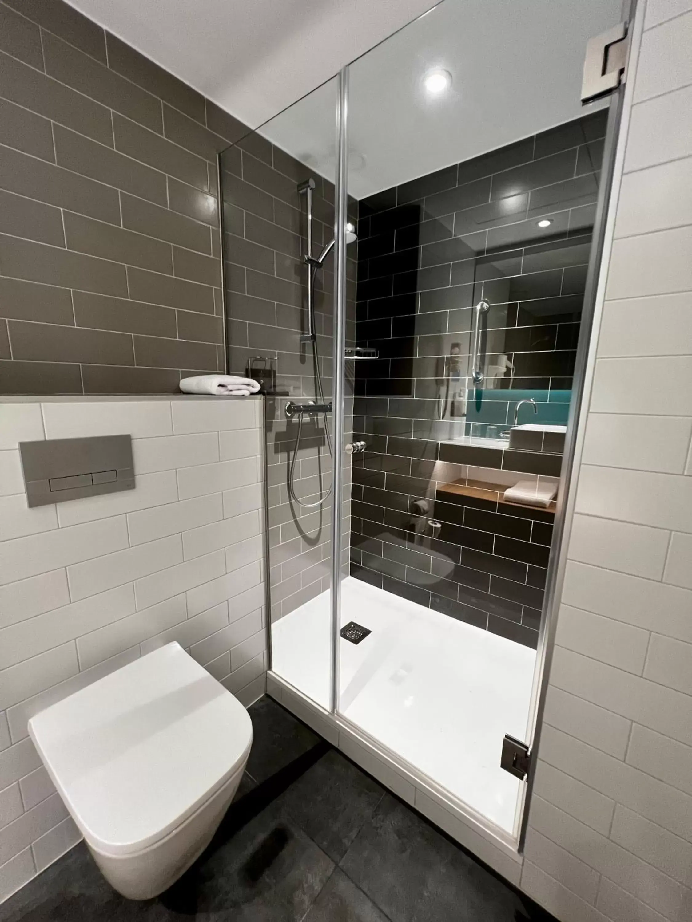 Shower, Bathroom in Holiday Inn Express - Madrid - Airport, an IHG Hotel