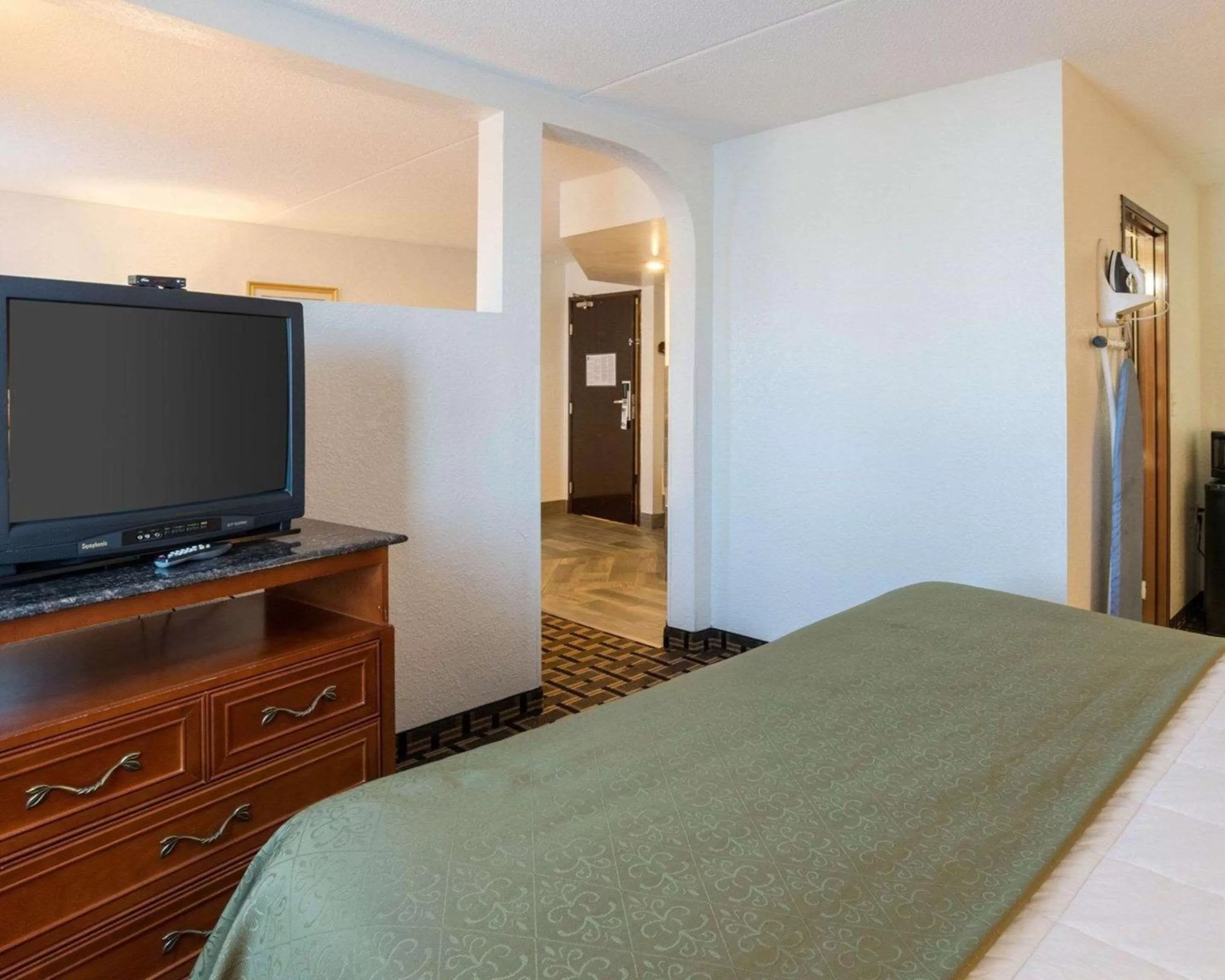 Photo of the whole room, Bed in Quality Inn Savage - Bloomington West