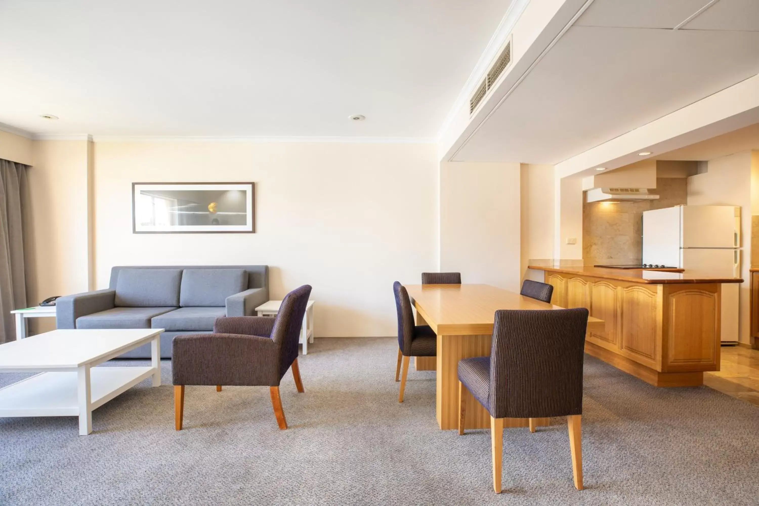 Photo of the whole room, Seating Area in Holiday Inn Sydney Potts Point