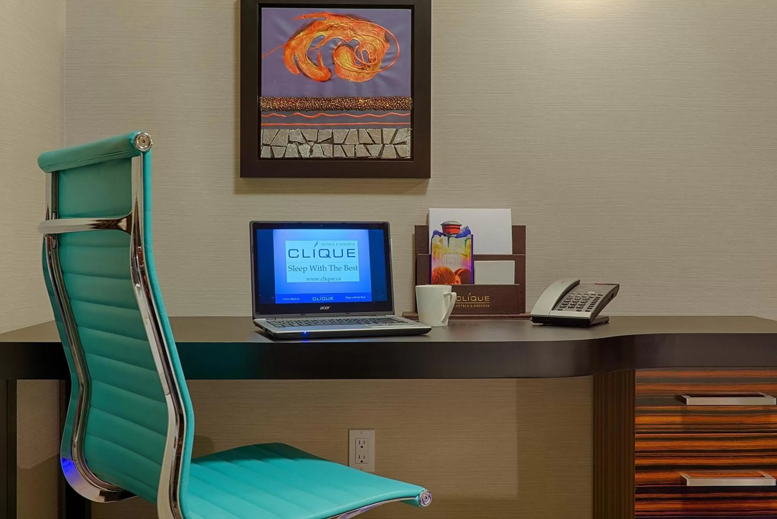 TV and multimedia in Hotel Clique Calgary Airport
