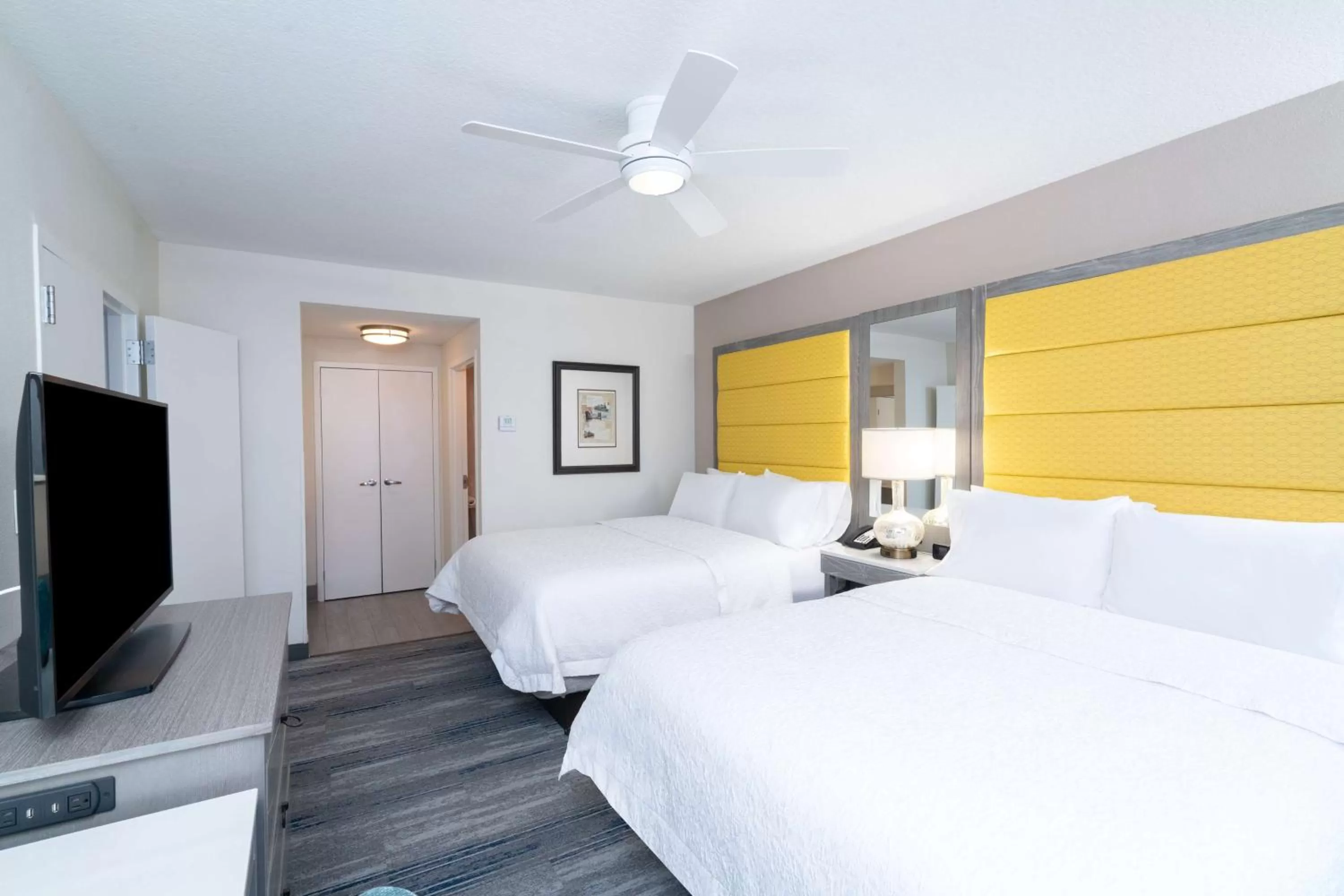 Bed in Hampton Inn & Suites Amelia Island-Historic Harbor Front