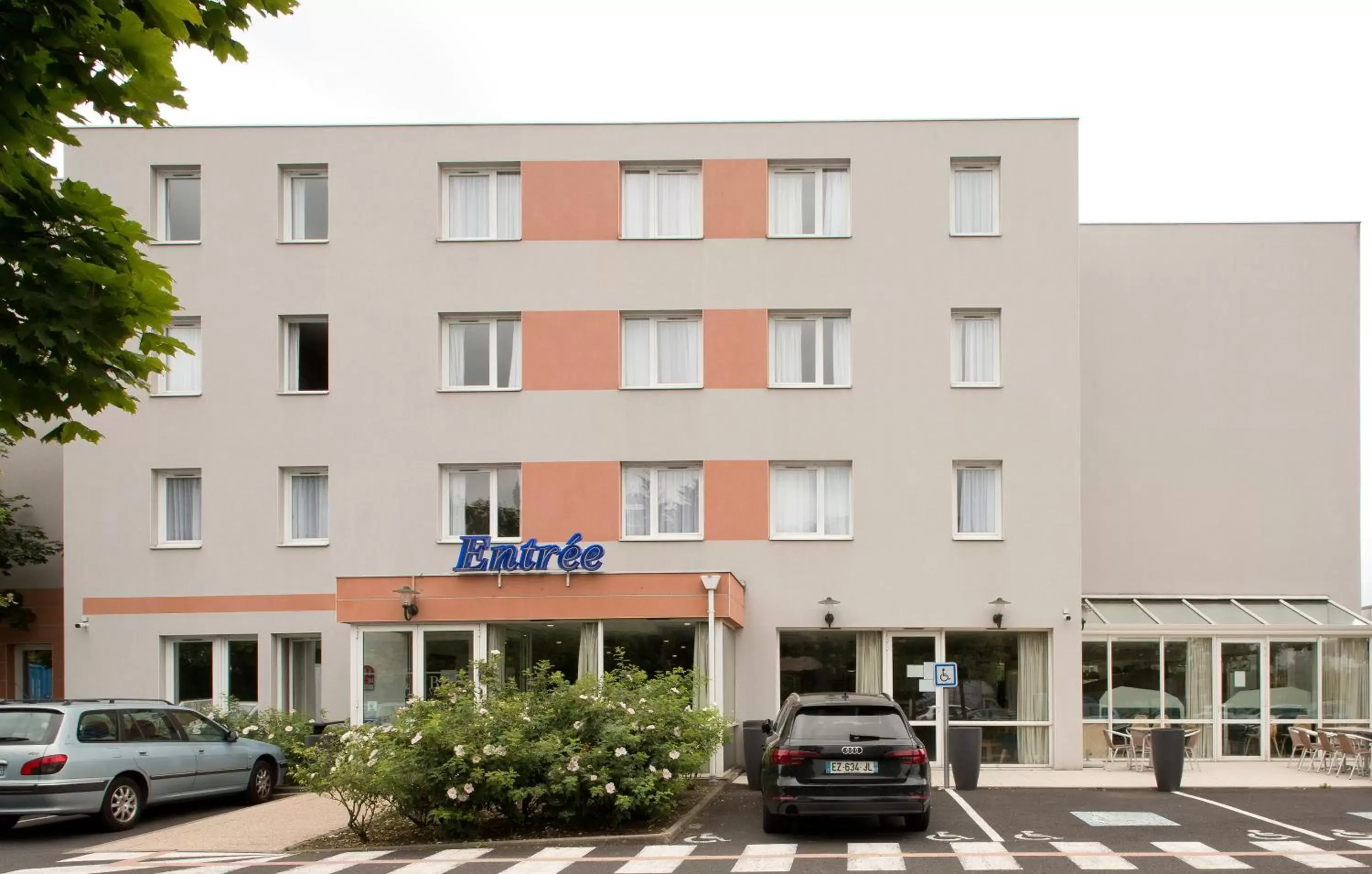 Property building in Kyriad Clermont-Ferrand-Sud - La Pardieu Property building in Kyriad Clermont-Ferrand-Sud - La Pardieu