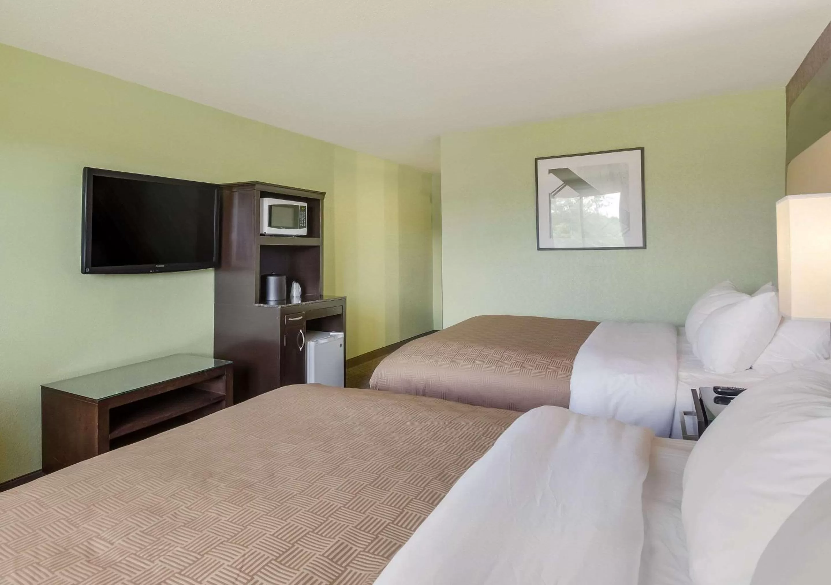 Bedroom, Bed in Clarion Inn