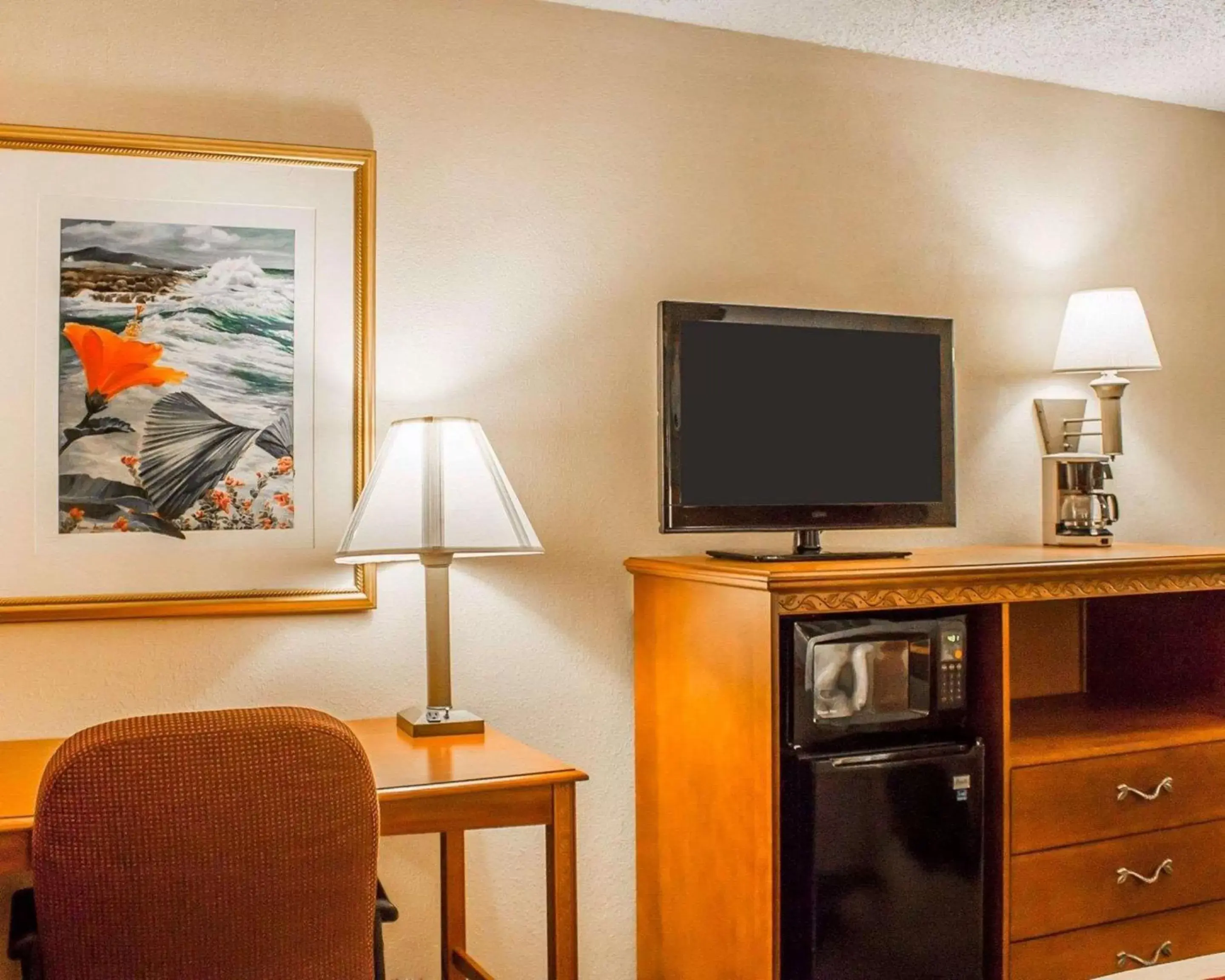 Photo of the whole room, TV/Entertainment Center in Rodeway Inn Huron