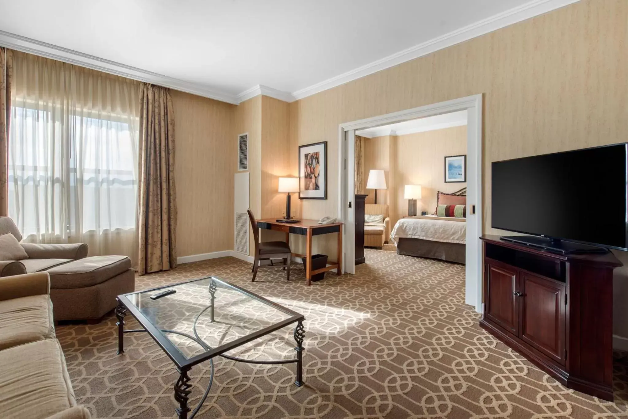 Bedroom, TV/Entertainment Center in Omni Interlocken Hotel