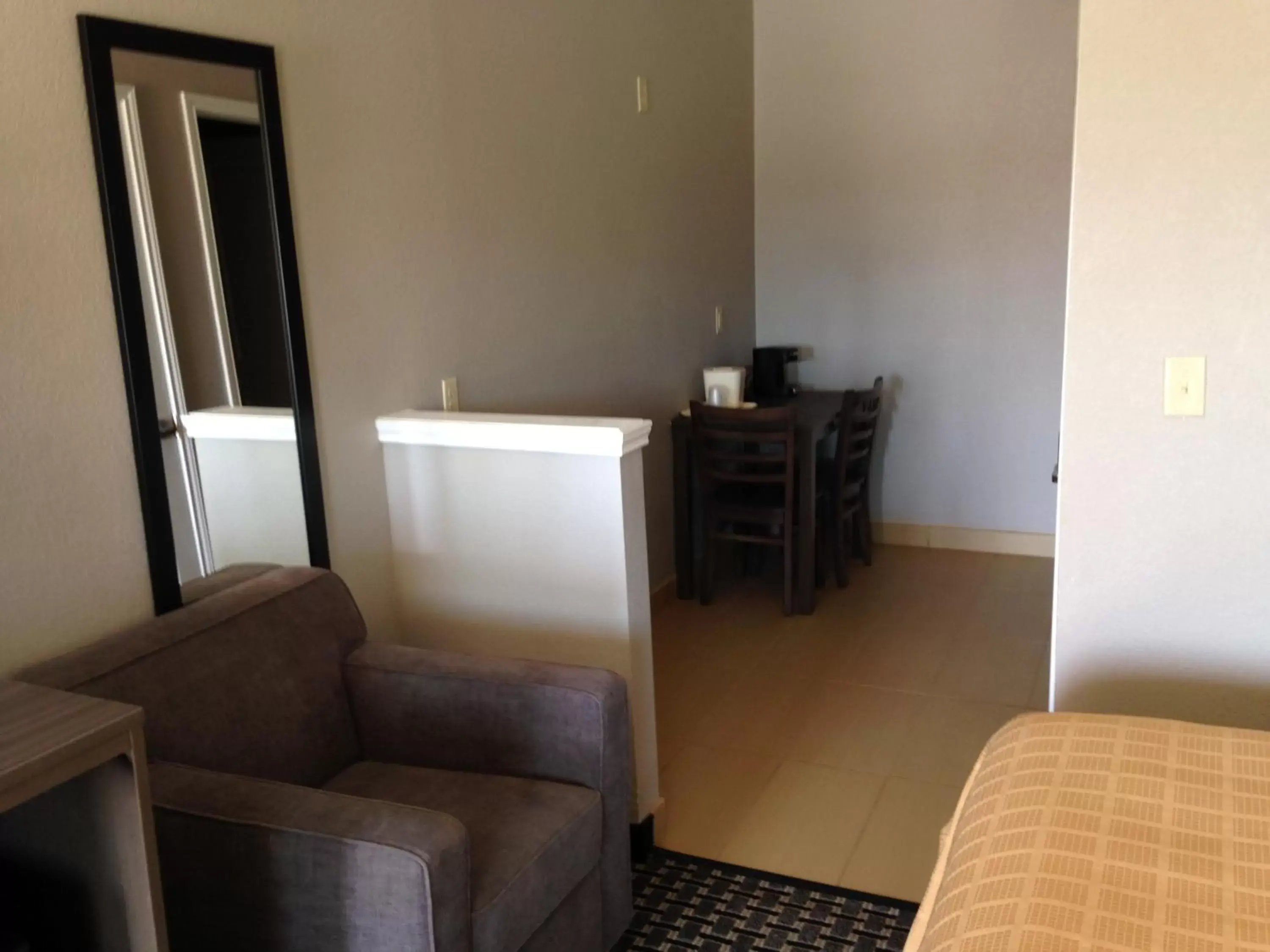 Bedroom, Seating Area in Scottish Inn & Suites Cotulla, TX