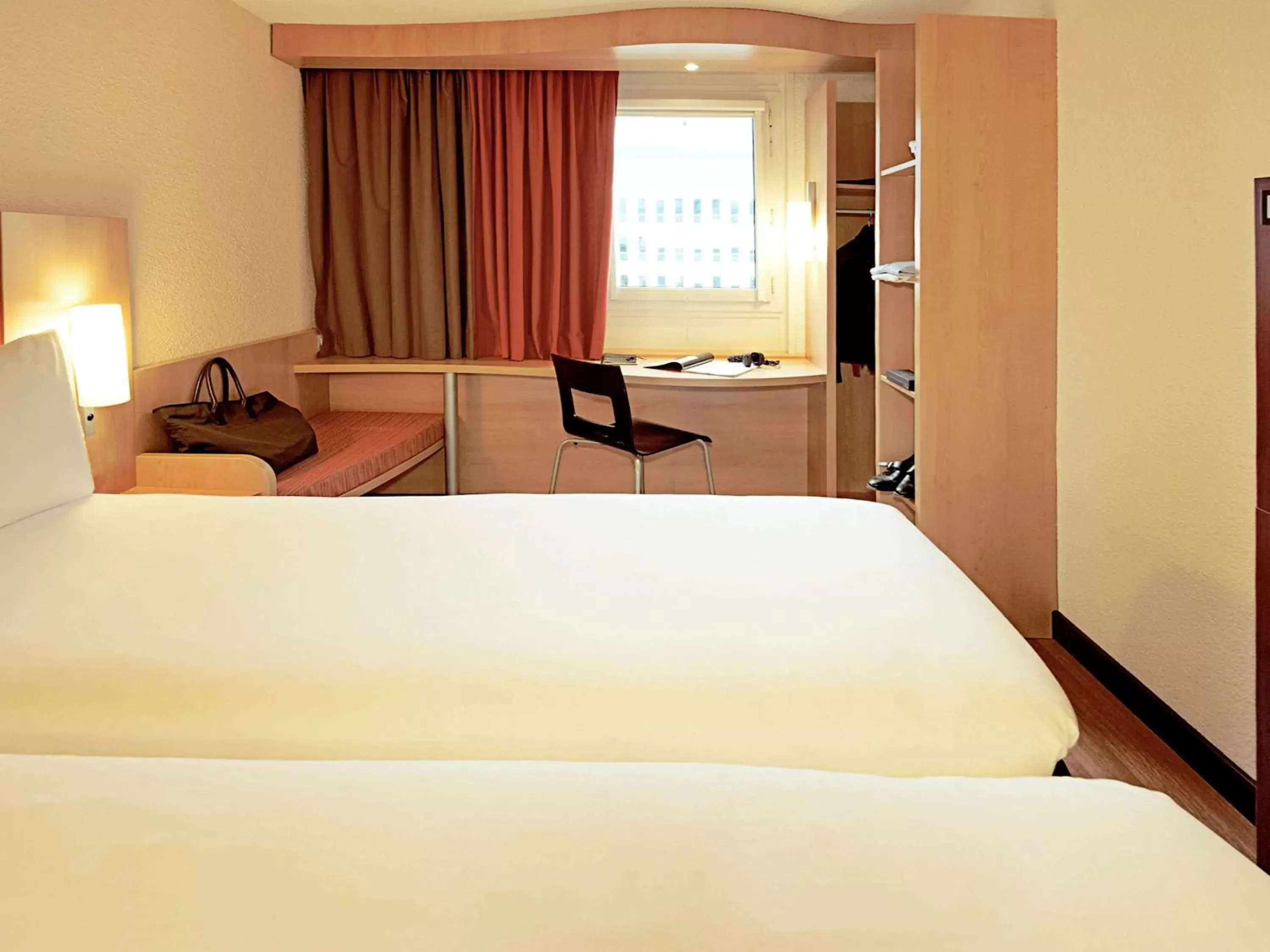 Photo of the whole room, Bed in ibis Grenoble Gare