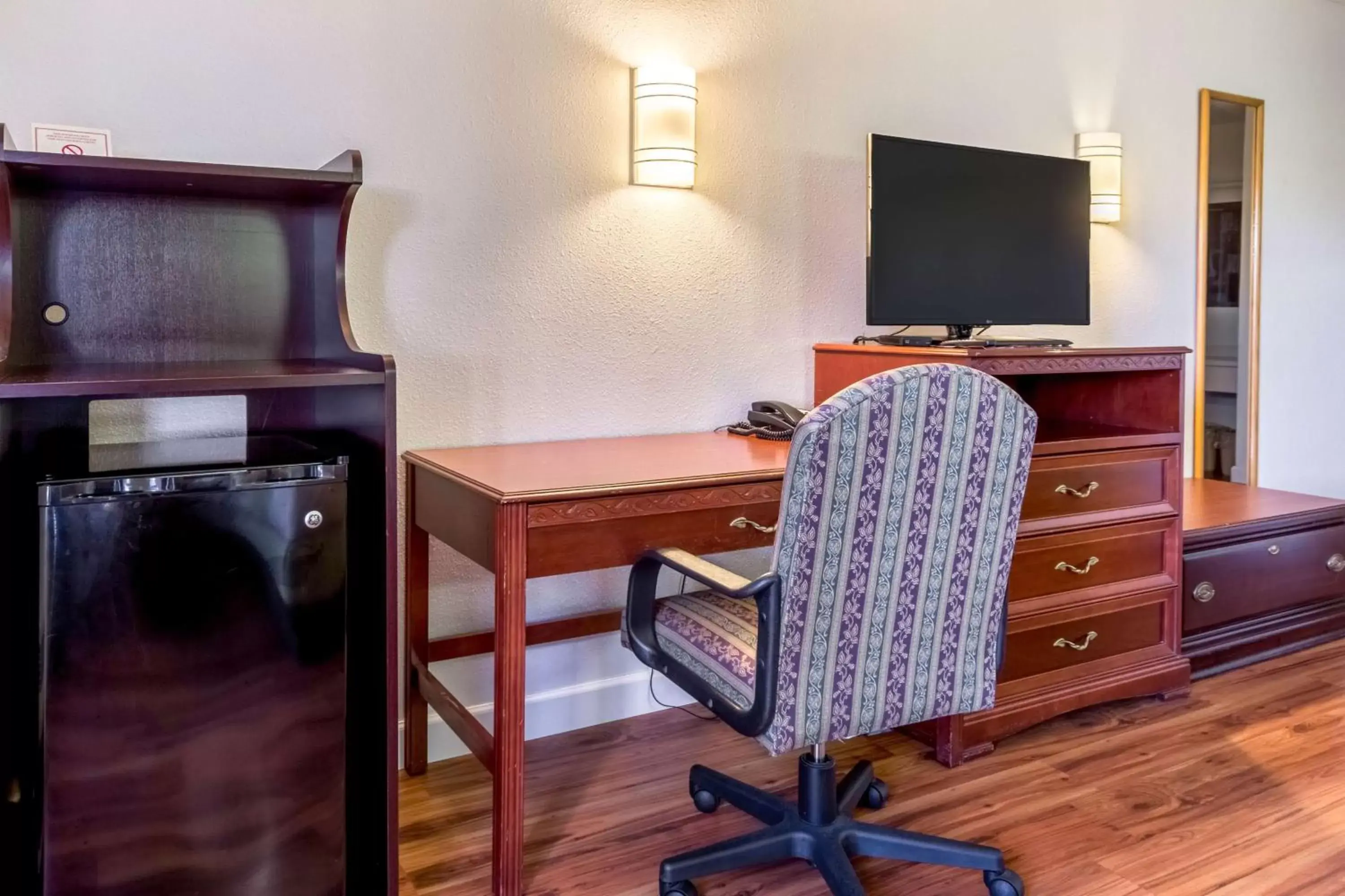 Photo of the whole room, TV/Entertainment Center in Motel 6-Springfield, OH