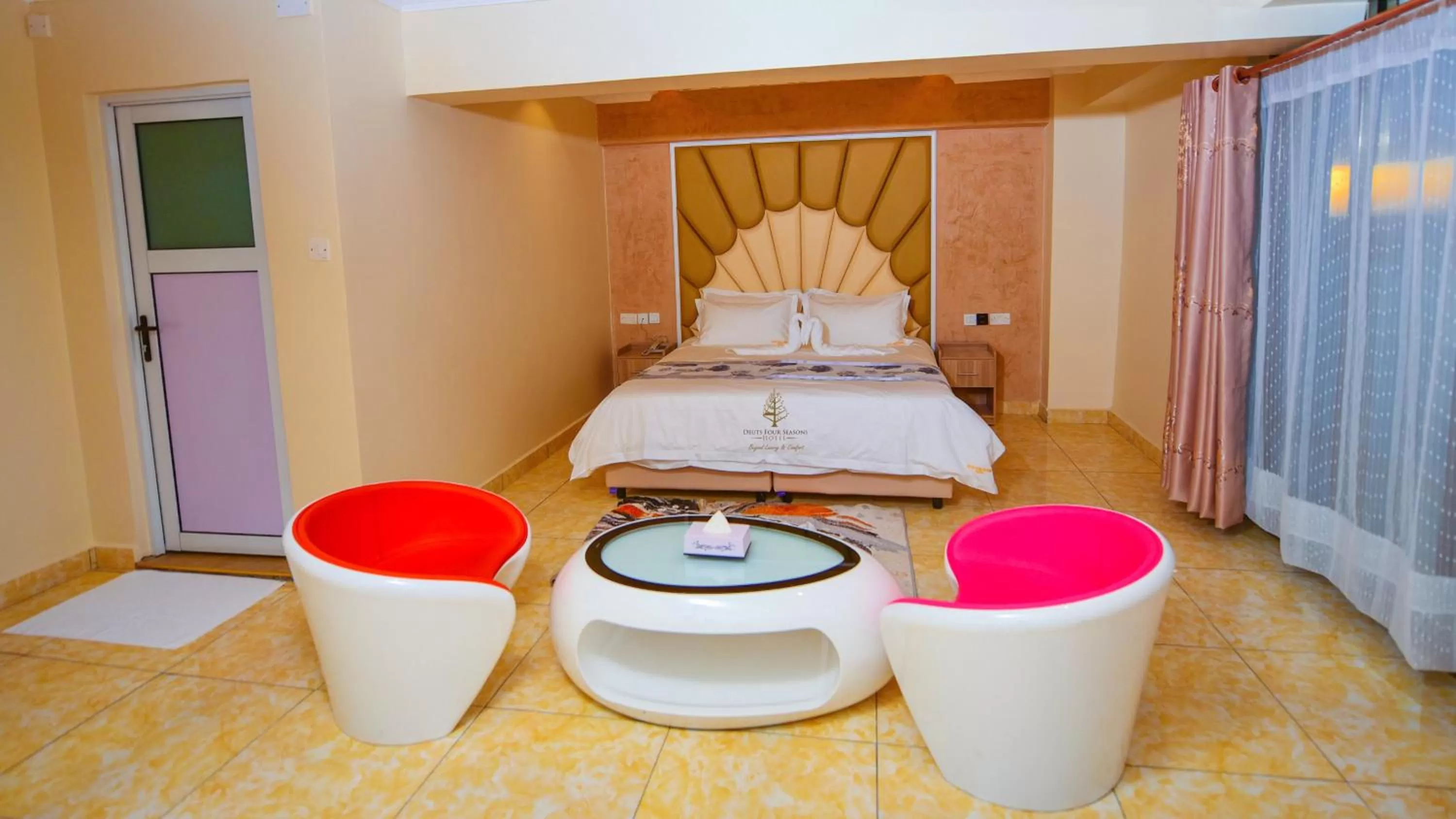 Photo of the whole room, Bed in Deuts Four Seasons Hotel