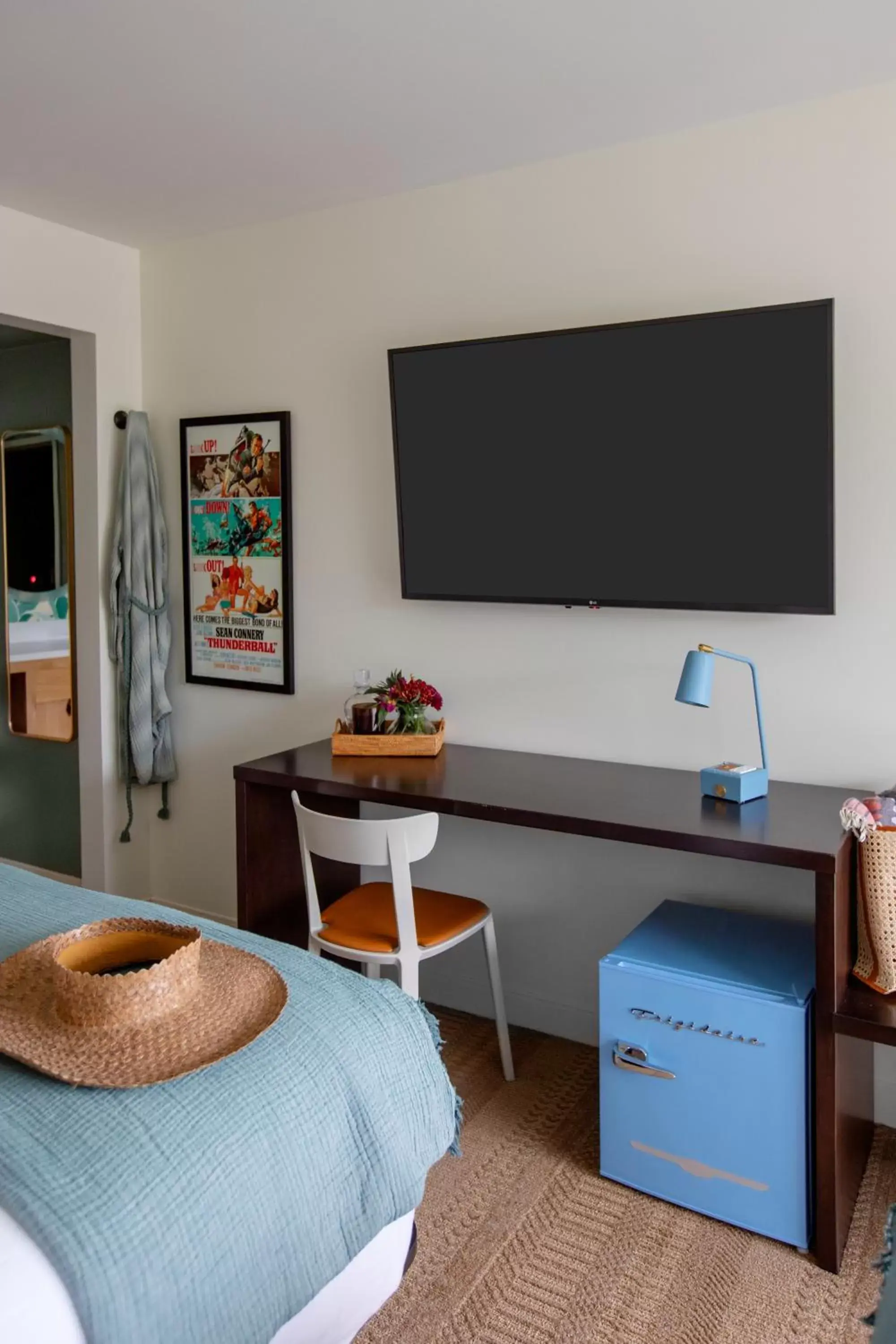 Bed, TV/Entertainment Center in The Starlight Motor Inn