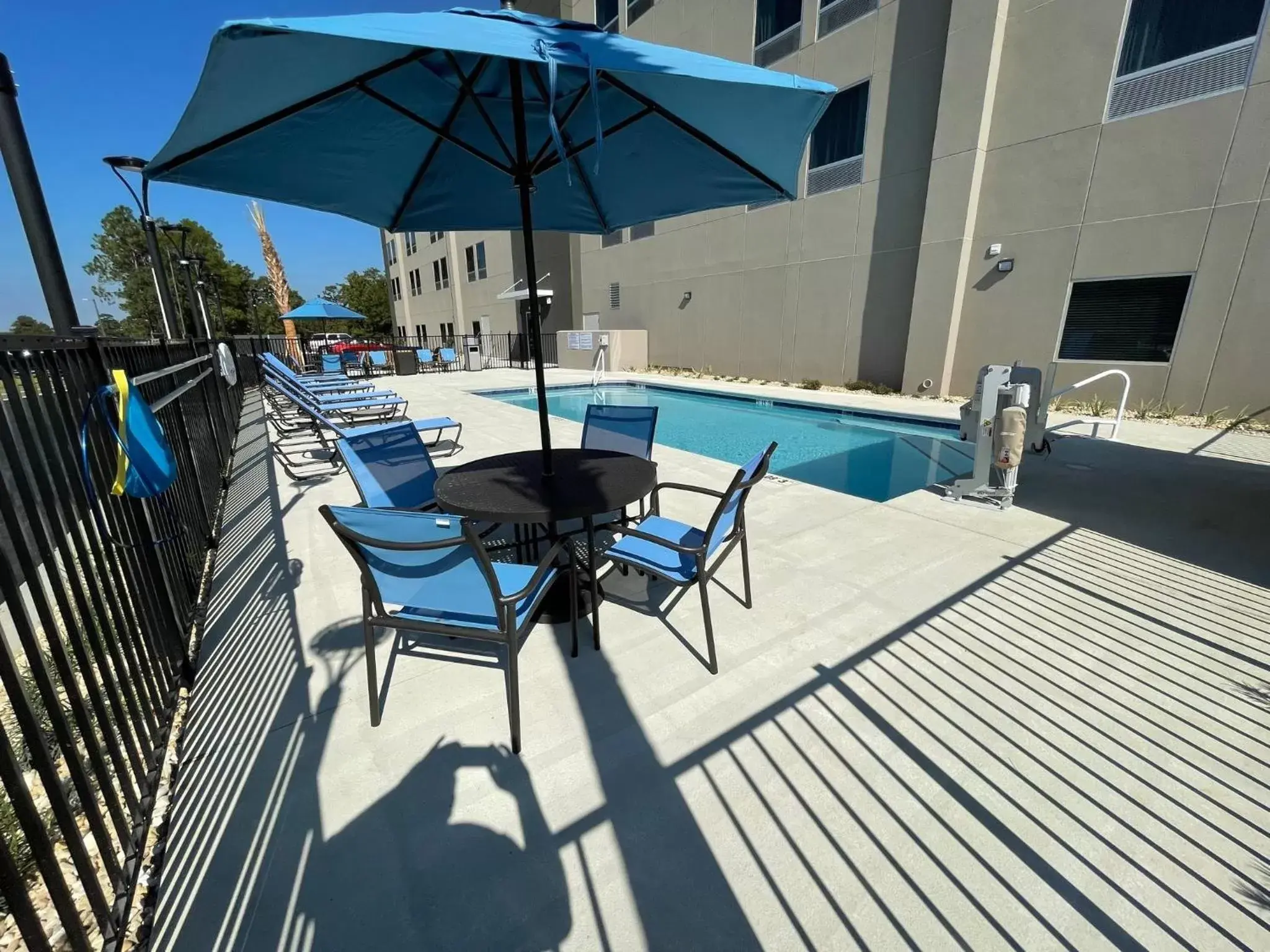 Swimming Pool in La Quinta Inn & Suites by Wyndham Valdosta