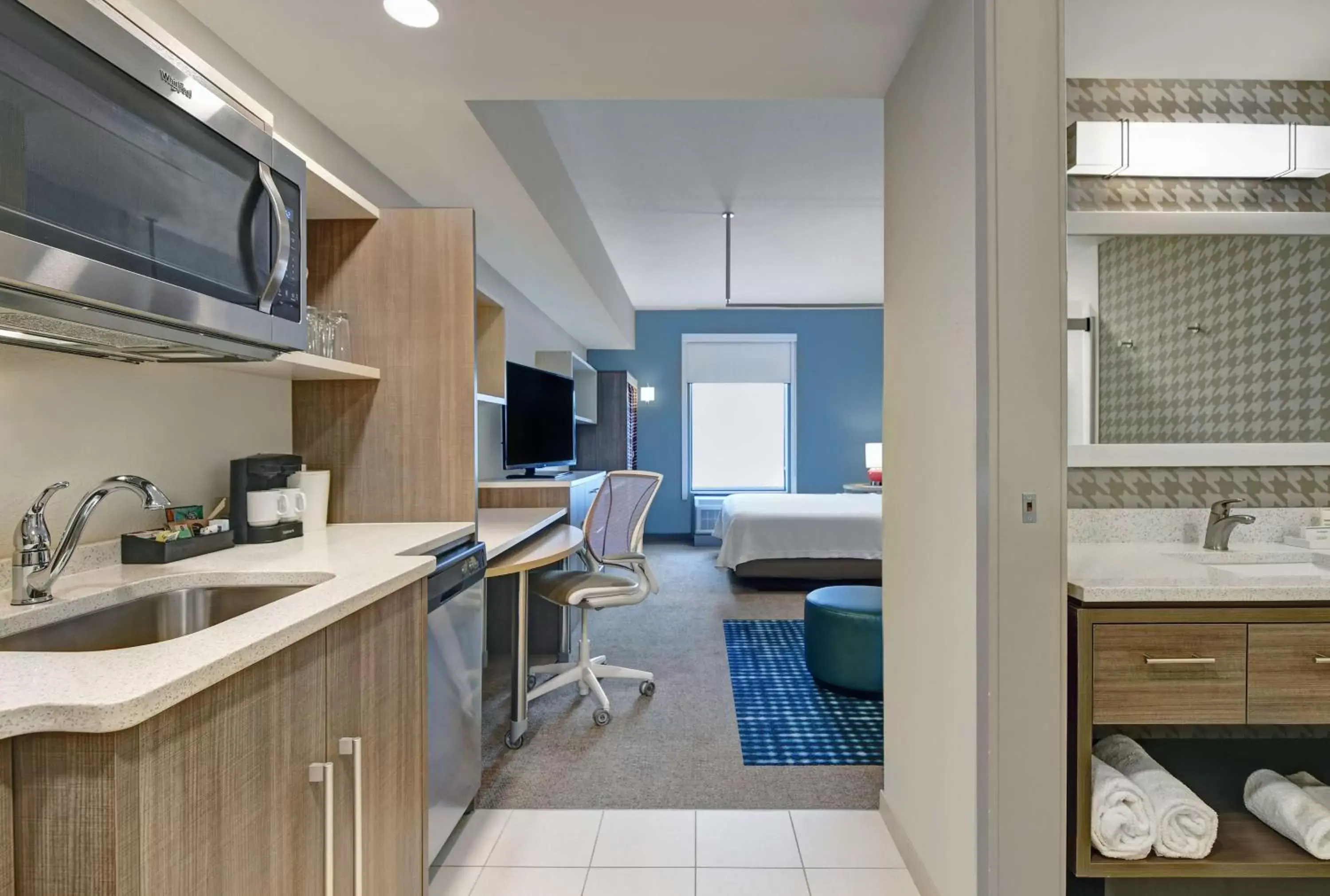 Bedroom, Kitchen/Kitchenette in Home2 Suites By Hilton Bordentown