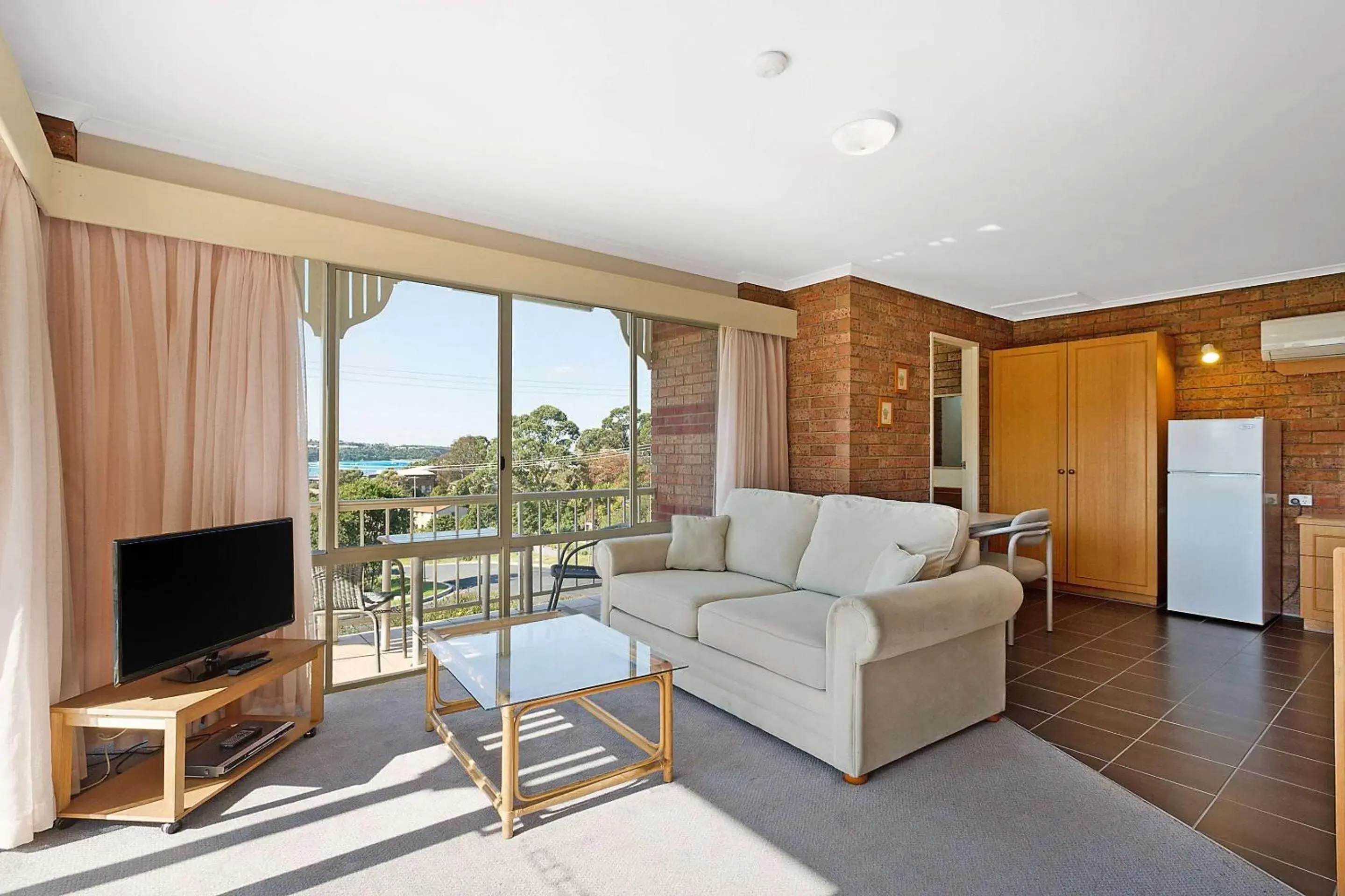 Photo of the whole room, Seating Area in Comfort Inn Merimbula