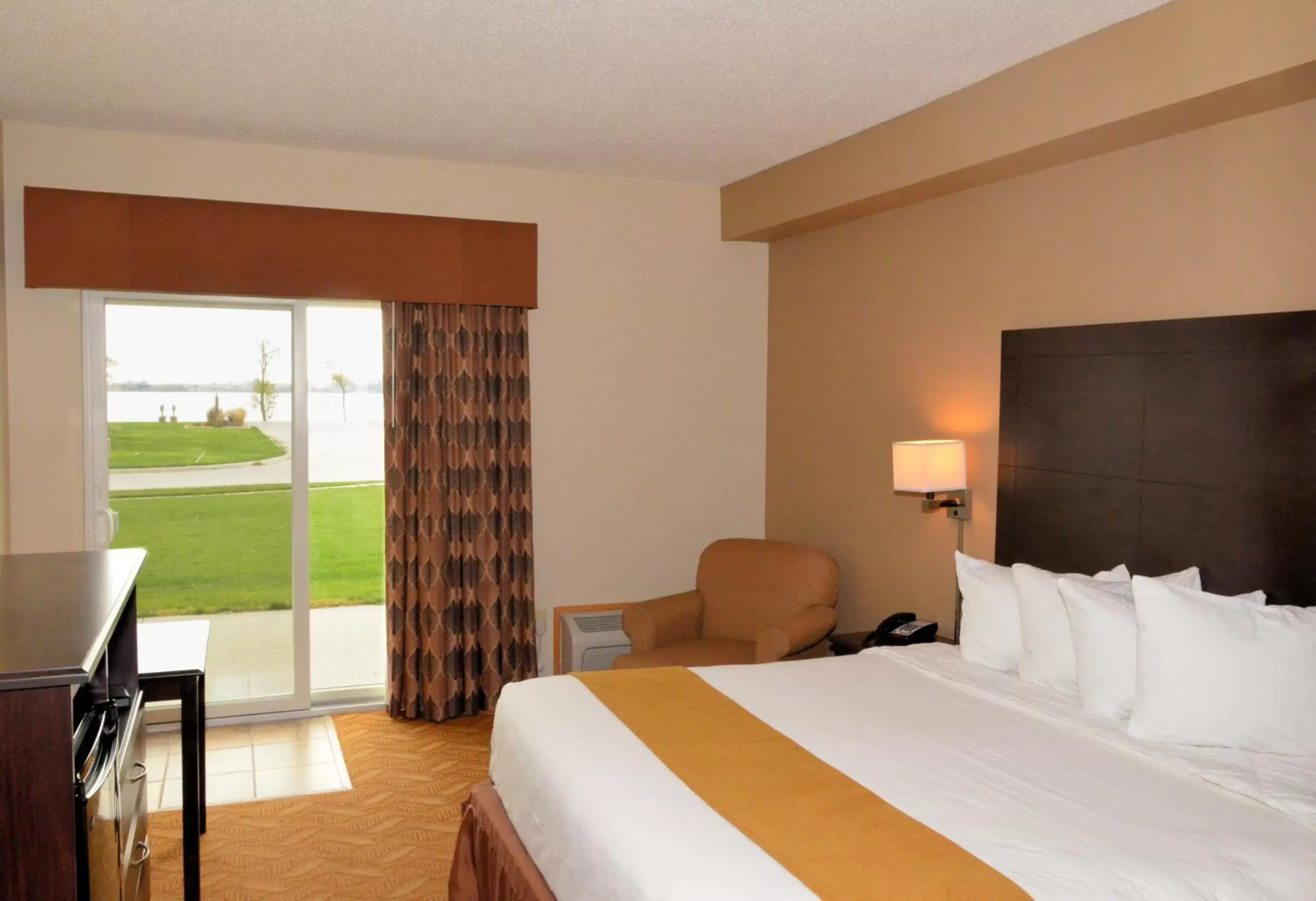Bed in Cobblestone Inn & Suites - Lake View