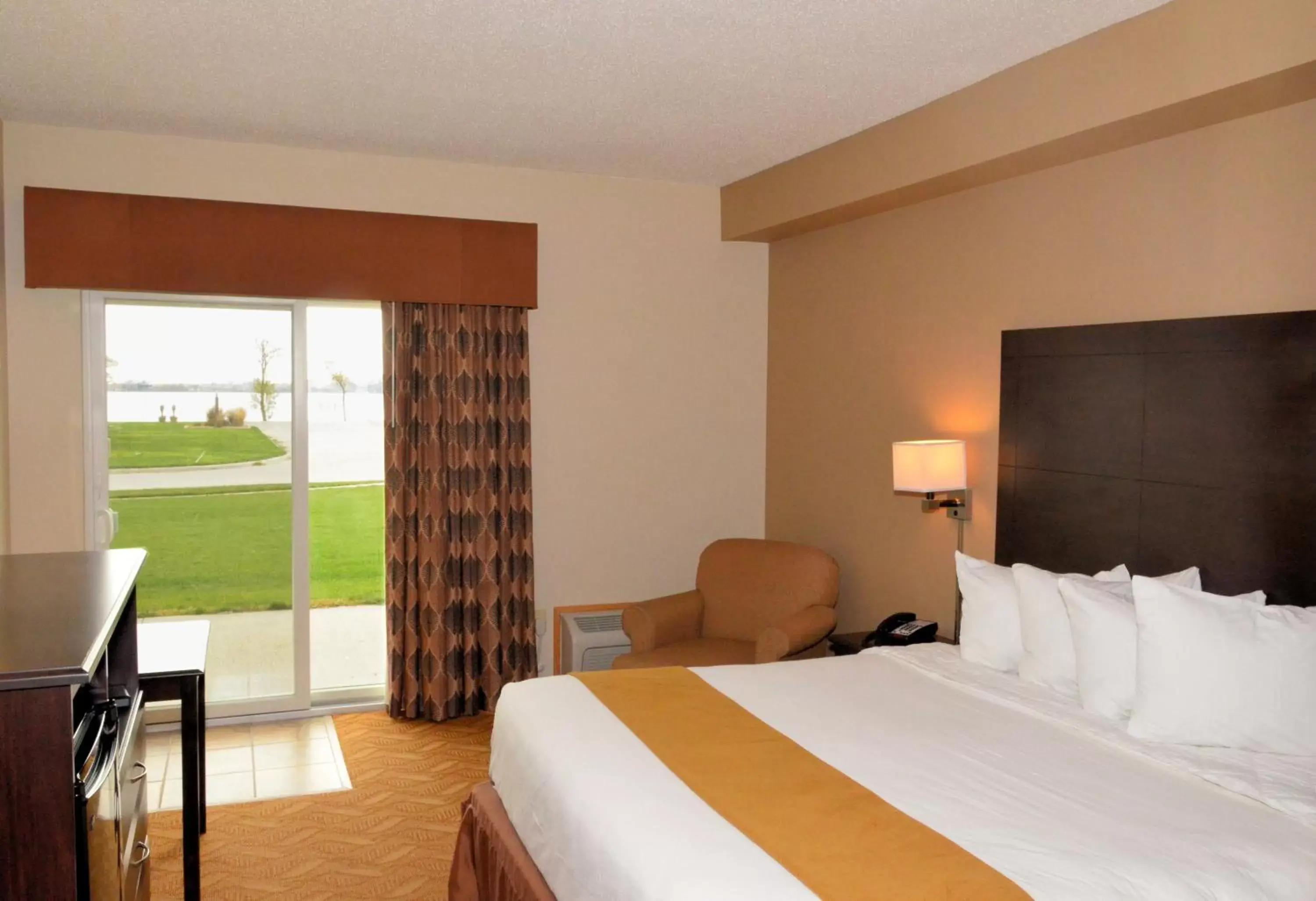 Bed in Cobblestone Inn & Suites - Lake View Bed in Cobblestone Inn & Suites - Lake View