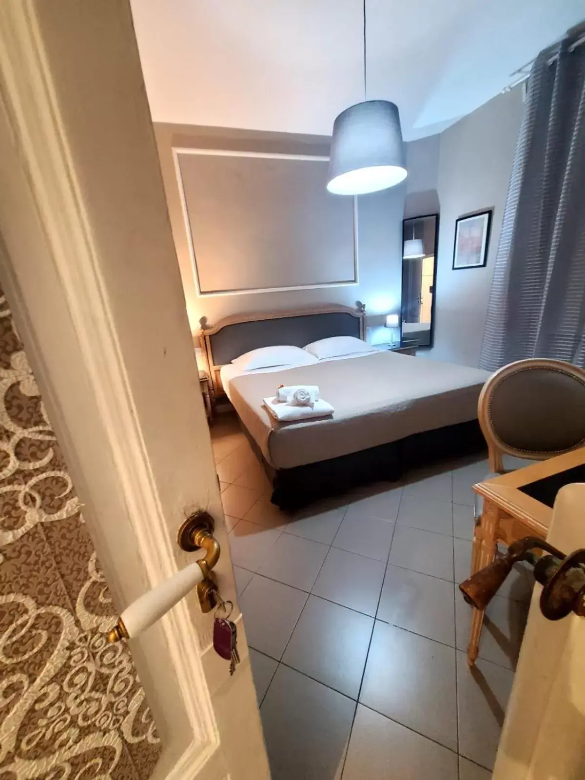 Bedroom, Bathroom in Hotel Fedora