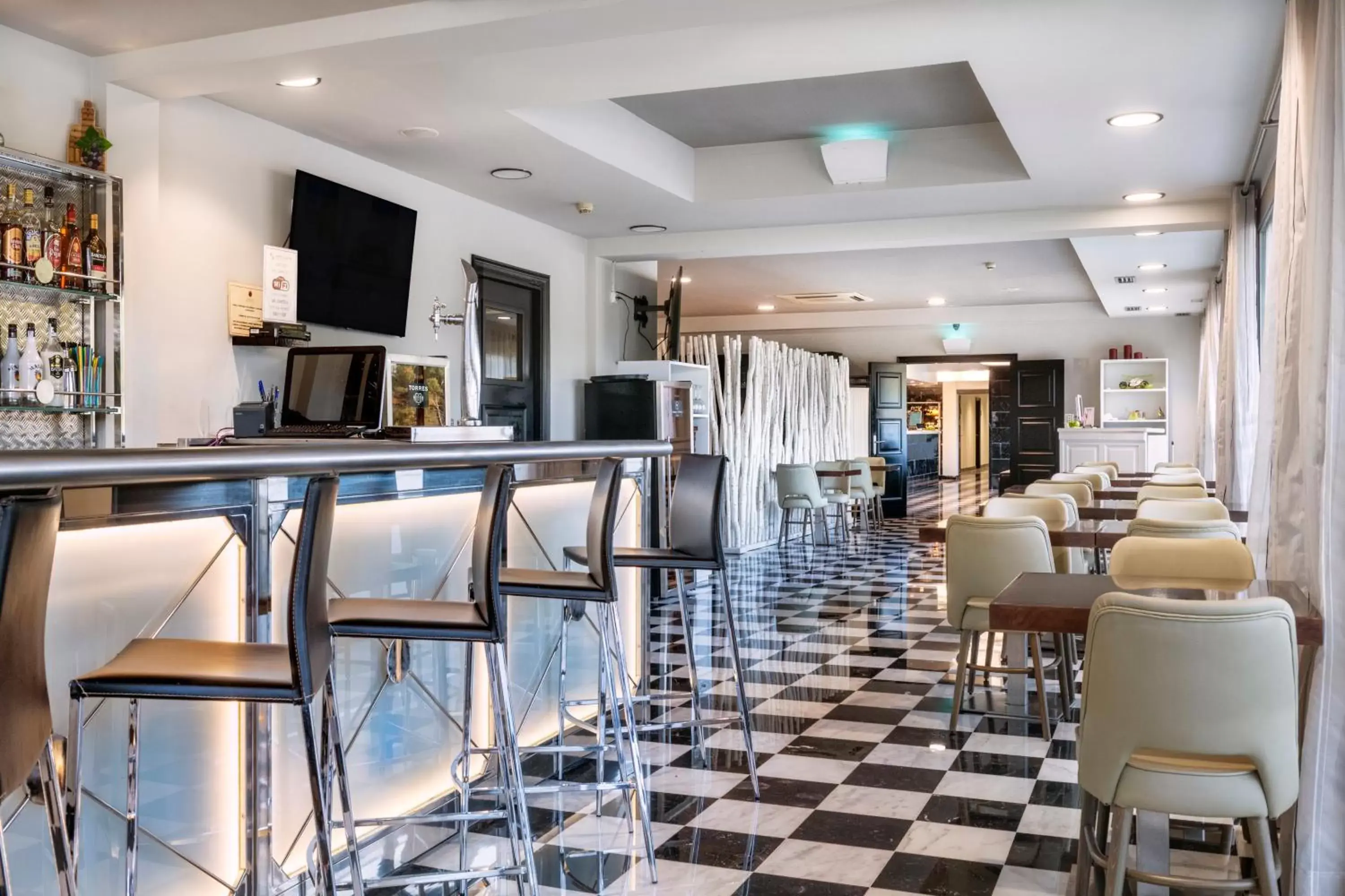 Lounge or bar, Restaurant/Places to Eat in Salles Hotel Aeroport de Girona