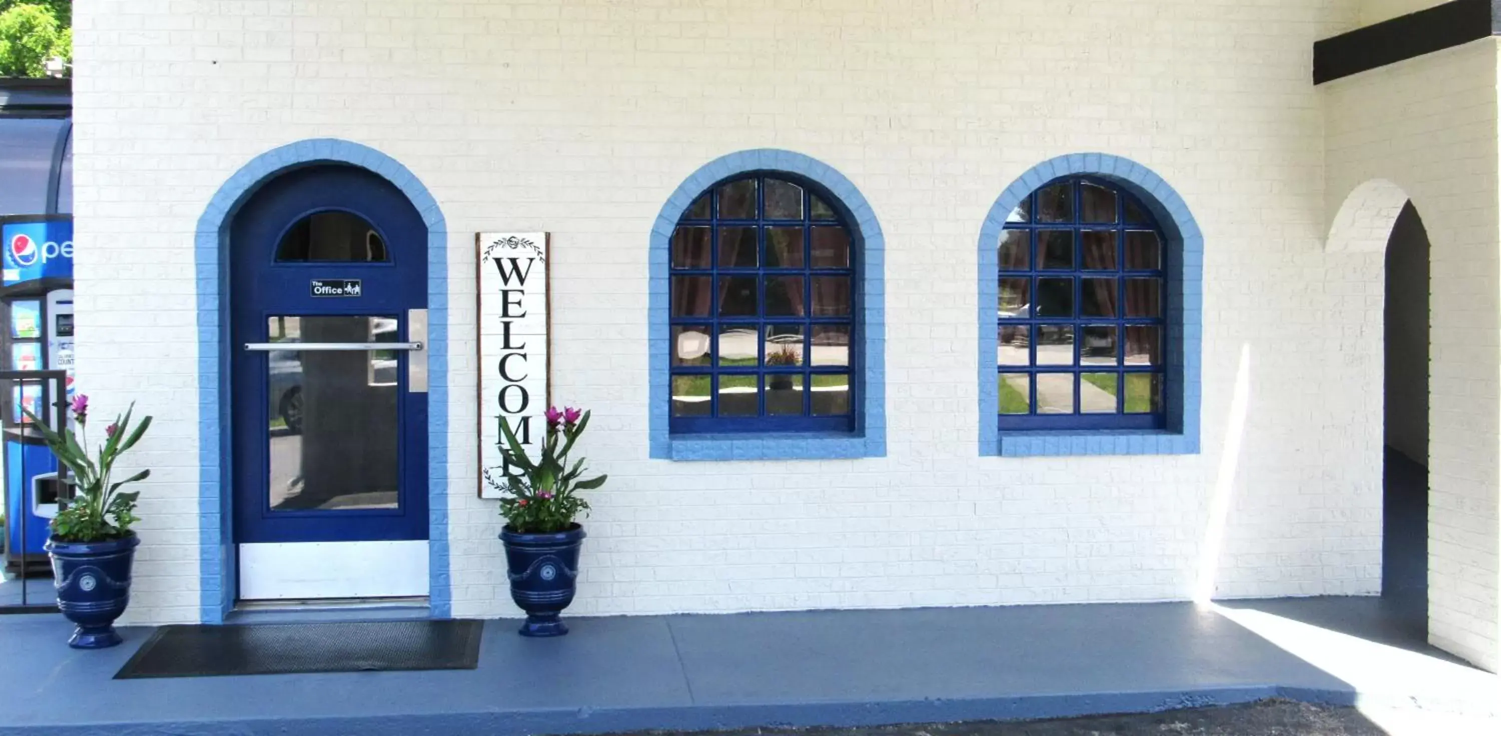 Facade/entrance in Days Inn by Wyndham Harriman Facade/entrance in Days Inn by Wyndham Harriman