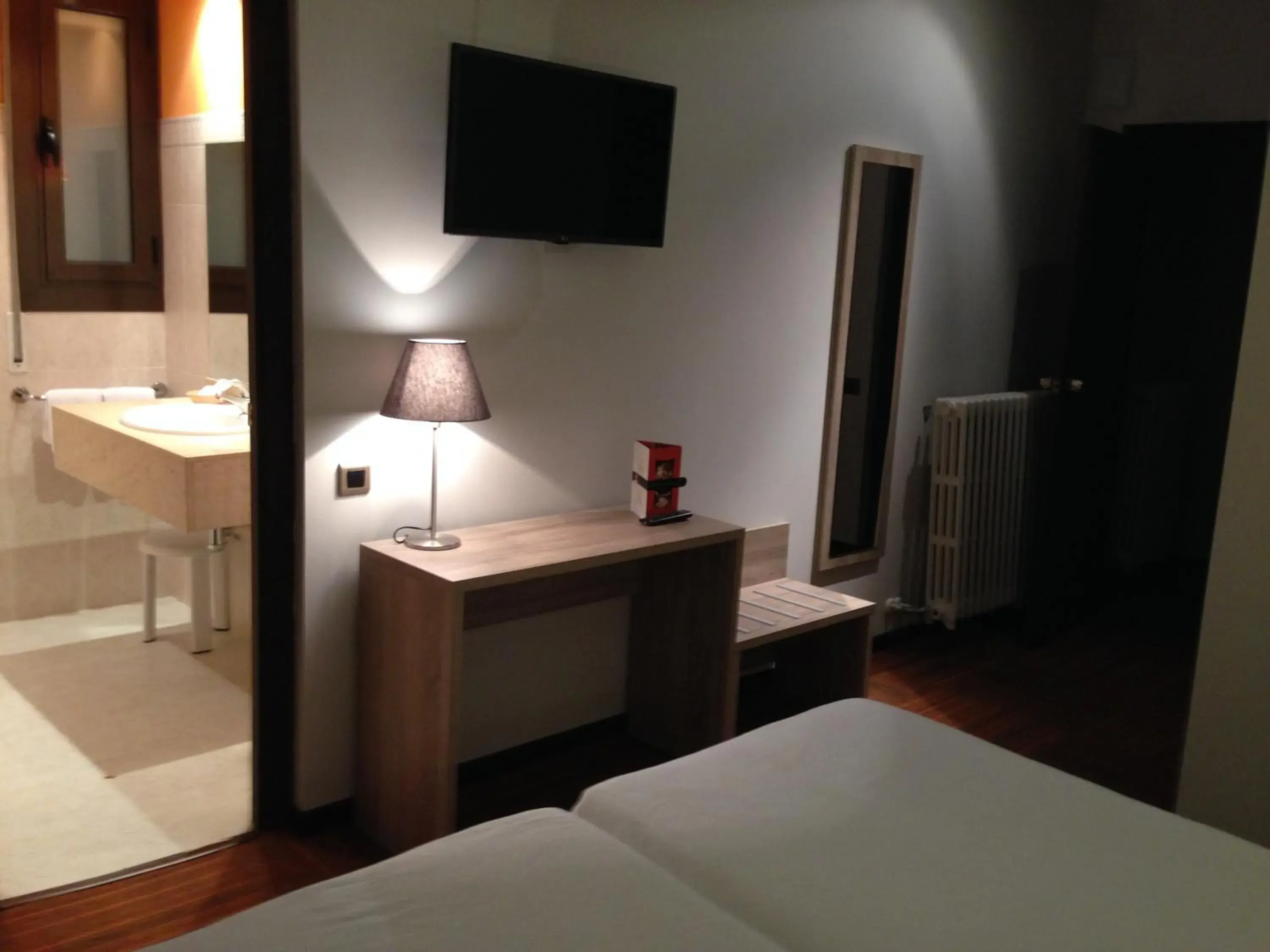 Bedroom, TV/Entertainment Center in Hotel Oriente