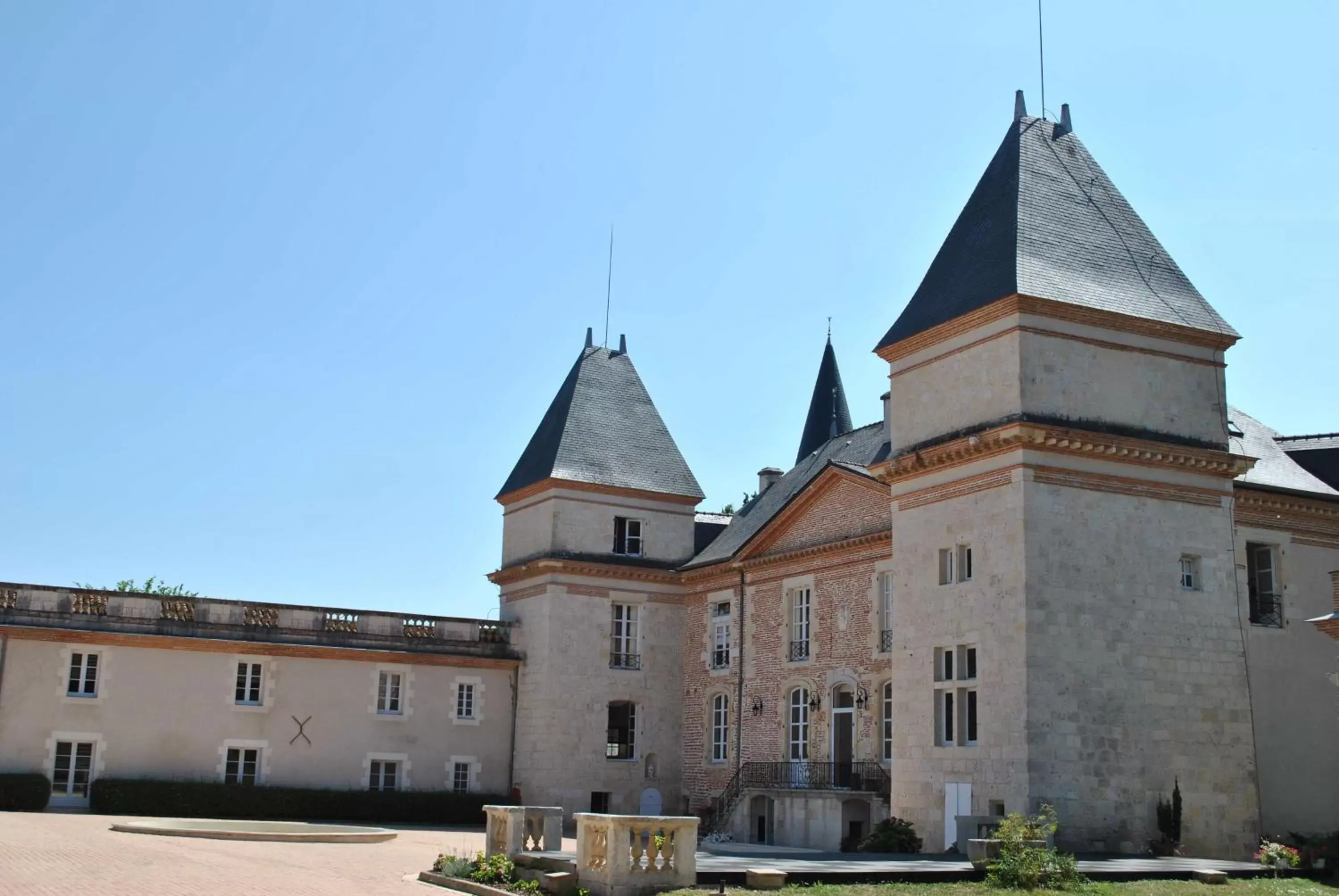 Facade/entrance in Logis Château Saint Marcel