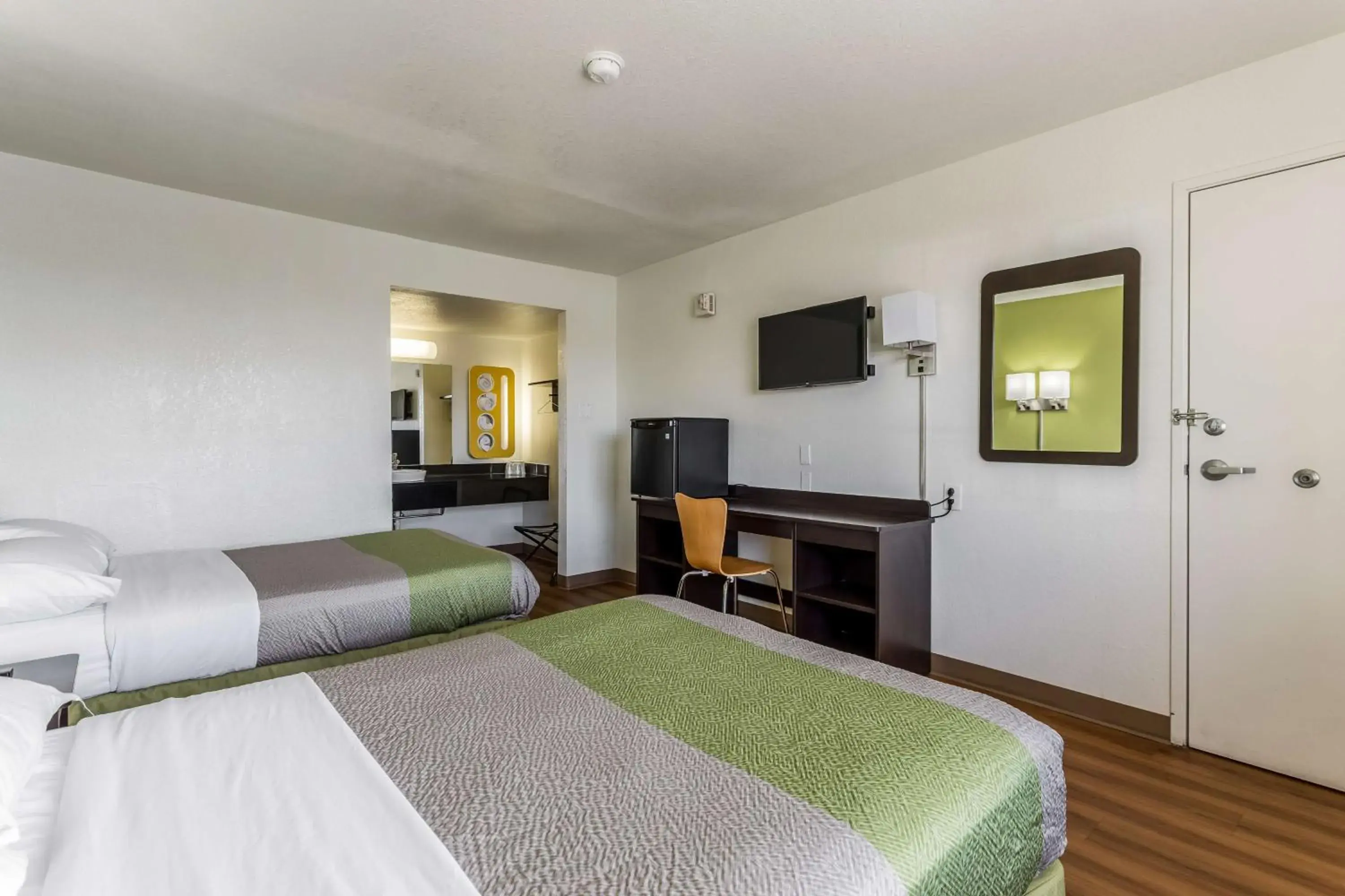 TV and multimedia, Bed in Motel 6 El Paso, TX - East