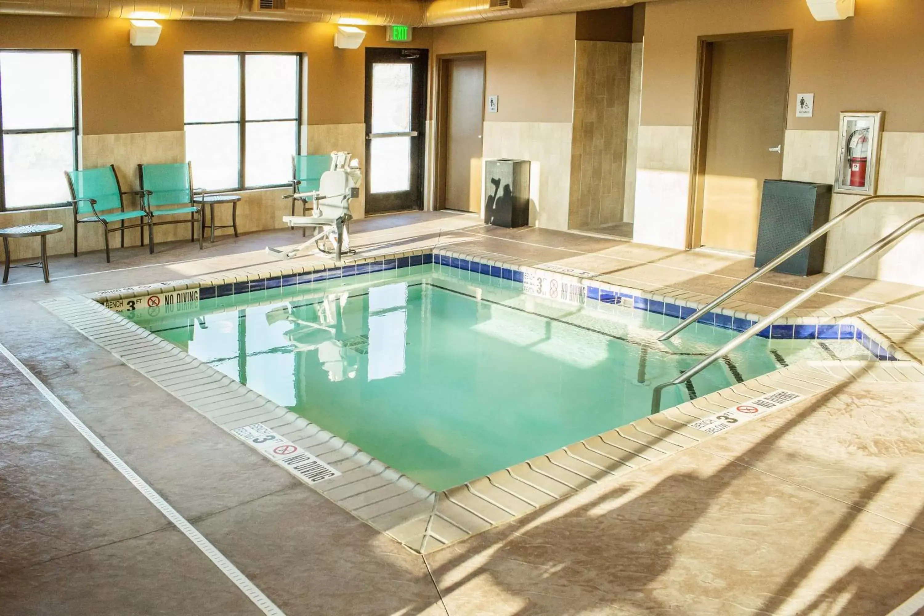 Hot Tub, Swimming Pool in Teddy's Residential Suites Watford City