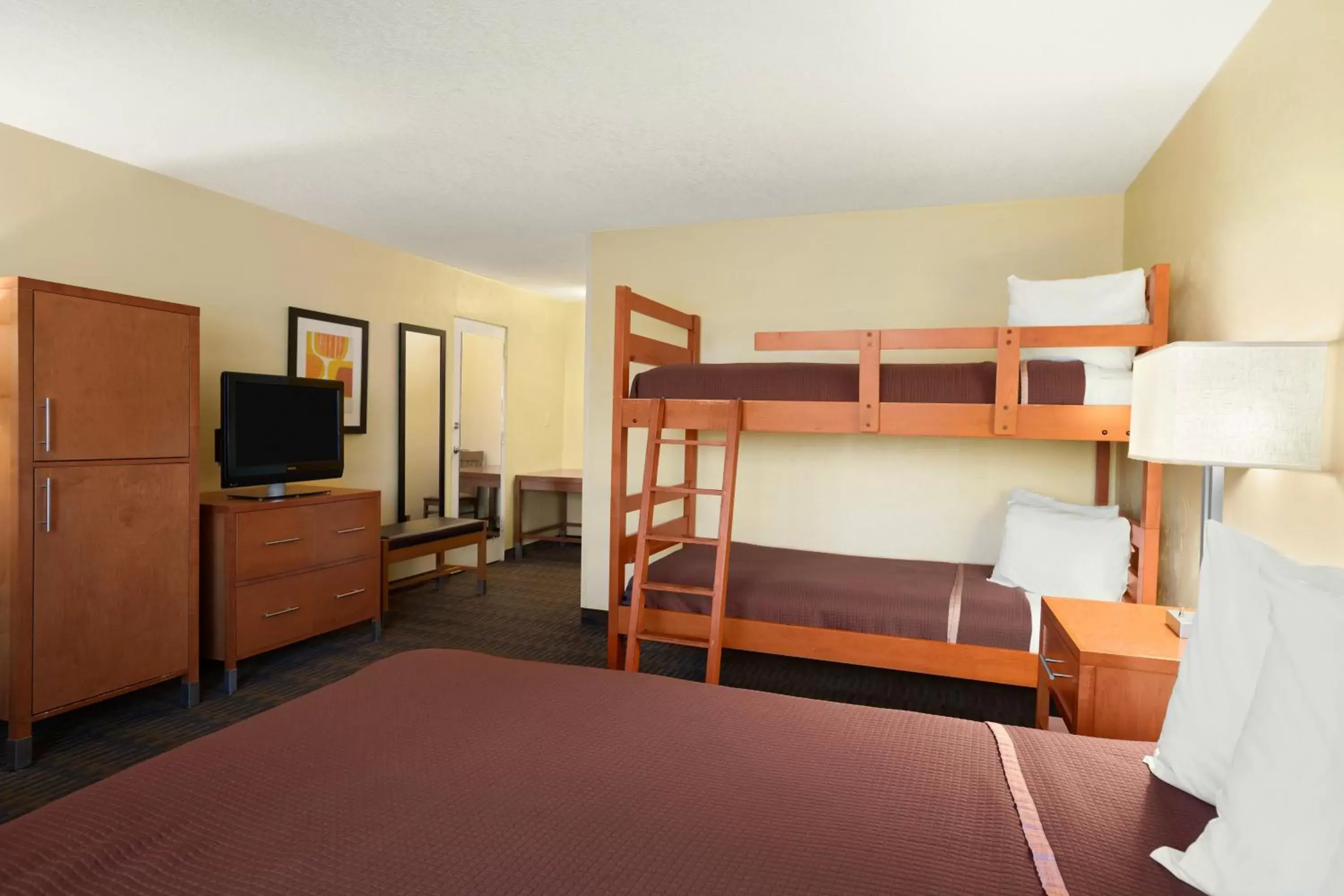 Bedroom, Bunk Bed in Howard Johnson by Wyndham San Diego Sea World