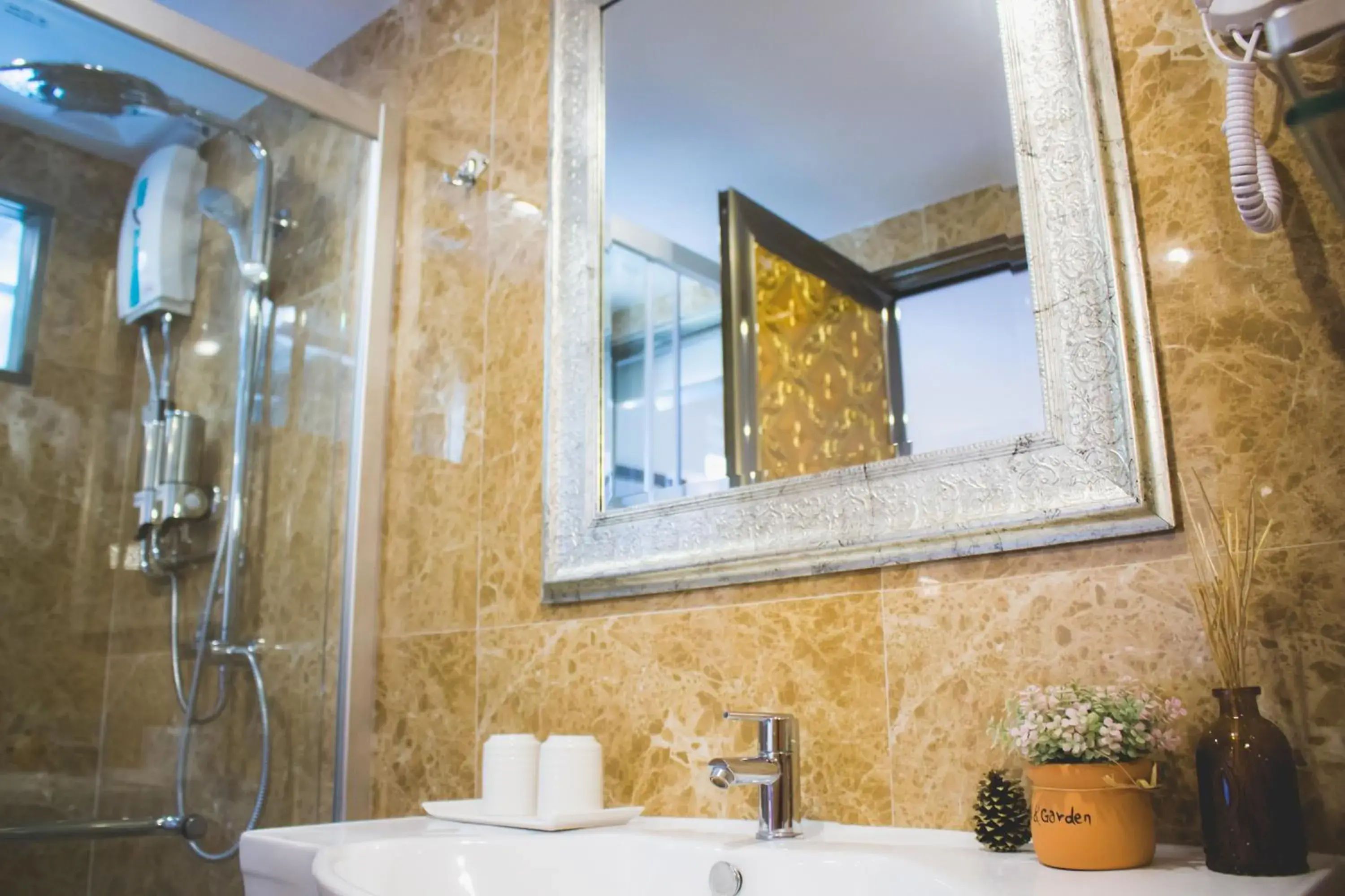 Shower, Bathroom in Maverick Ratchada Hotel