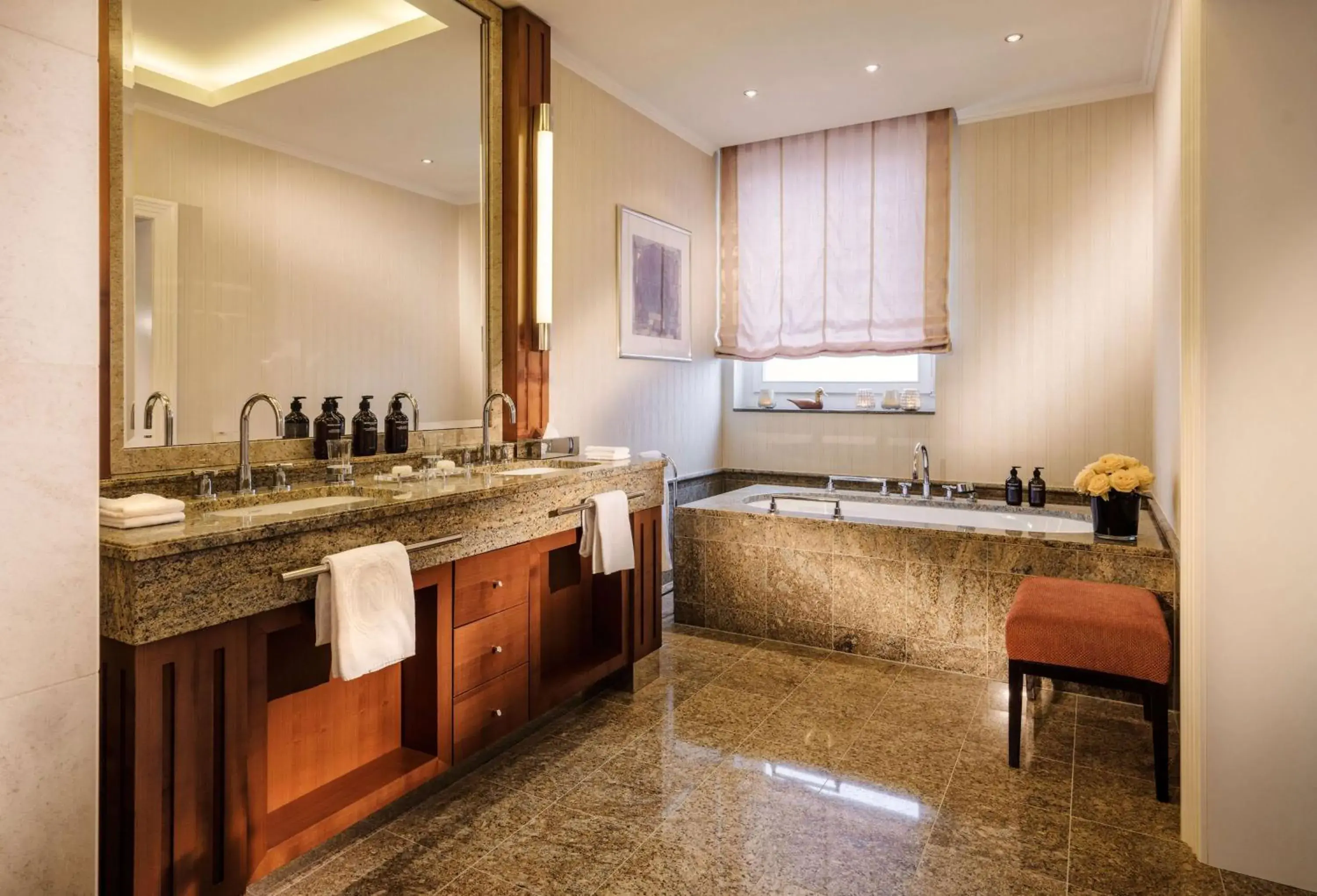 Bathroom, Kitchen/Kitchenette in Hotel Nassauer Hof