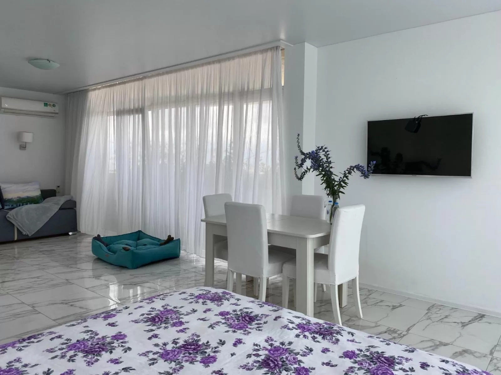 Business facilities, TV/Entertainment Center in PURE WELLNESS SEA-VIEW Beluga & Dolphin Luxury HOTEL apartments