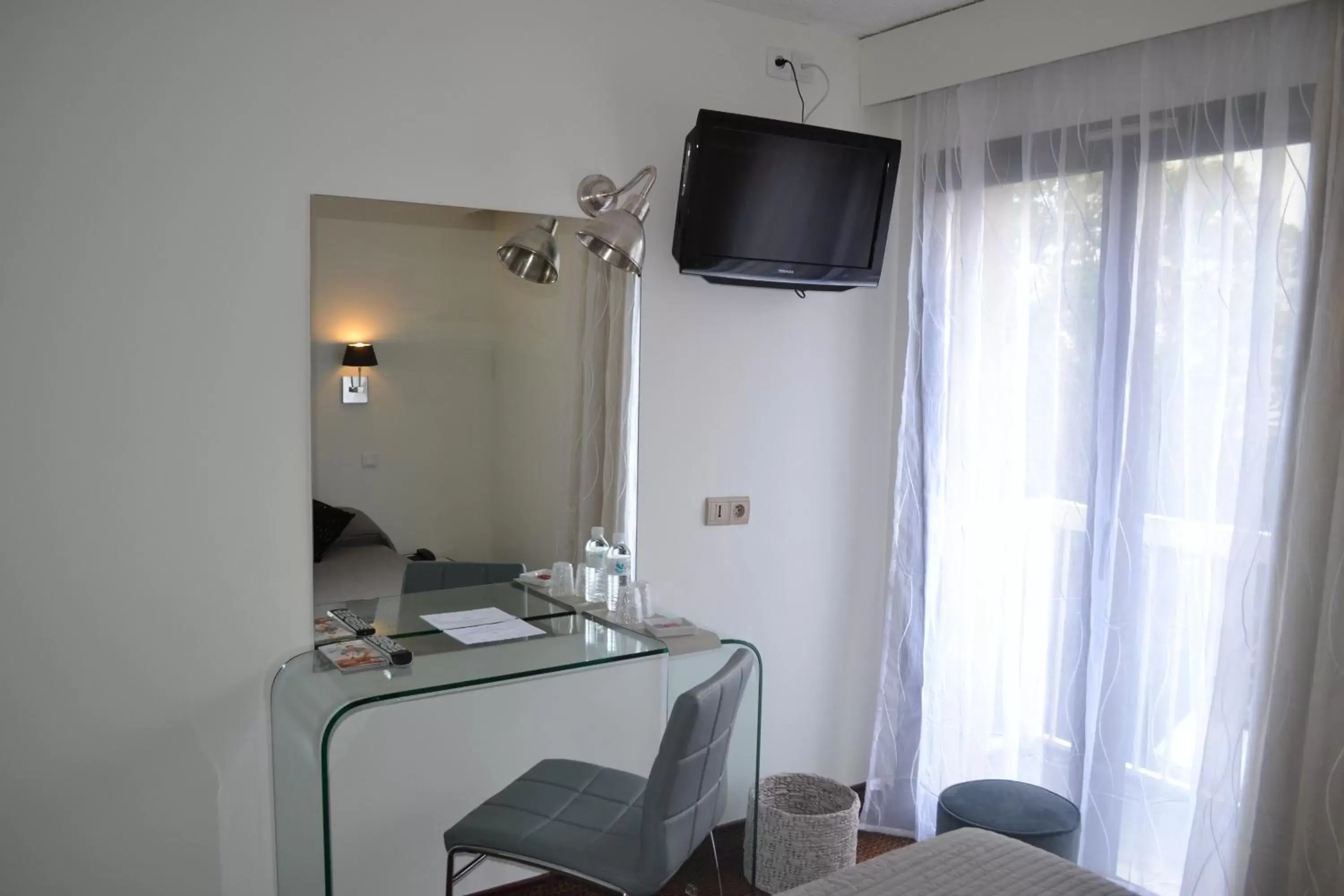 Bedroom, TV/Entertainment Center in Noemys Gradignan - ex Cit'Hotel Le Chalet Lyrique