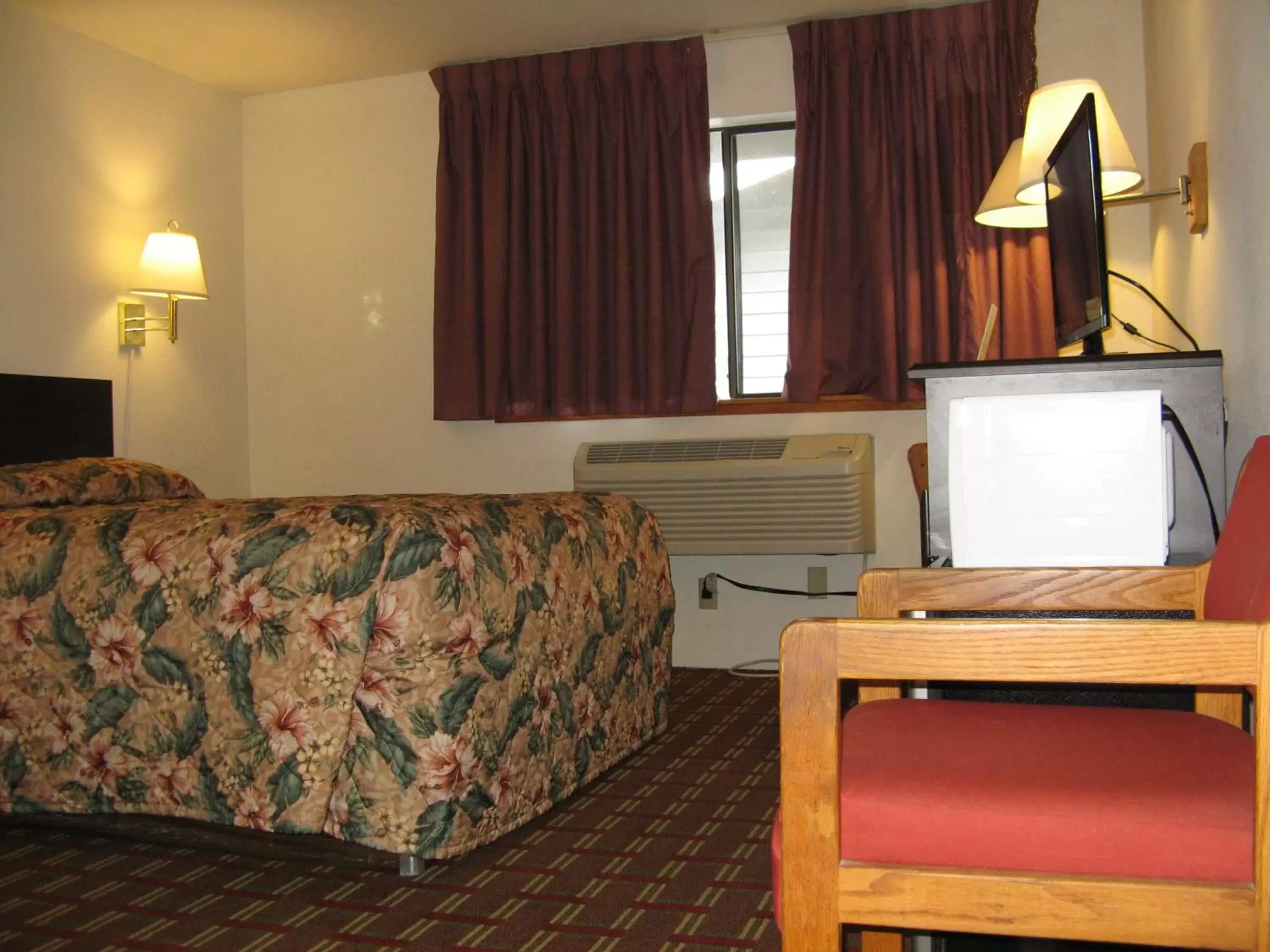 Photo of the whole room, Bed in Bellingham Lodge