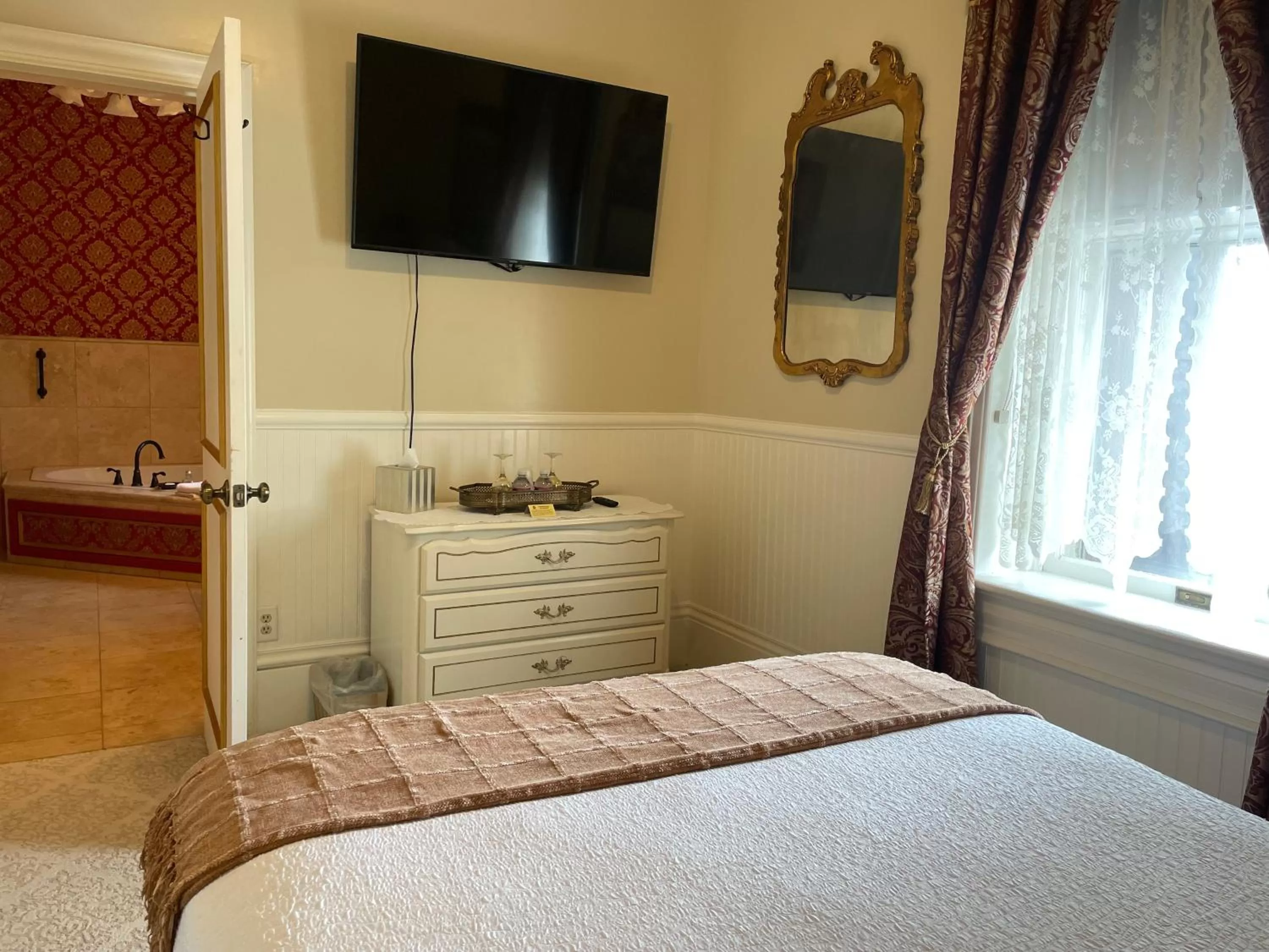 TV and multimedia, Bed in Heber Senator Bed and Breakfast