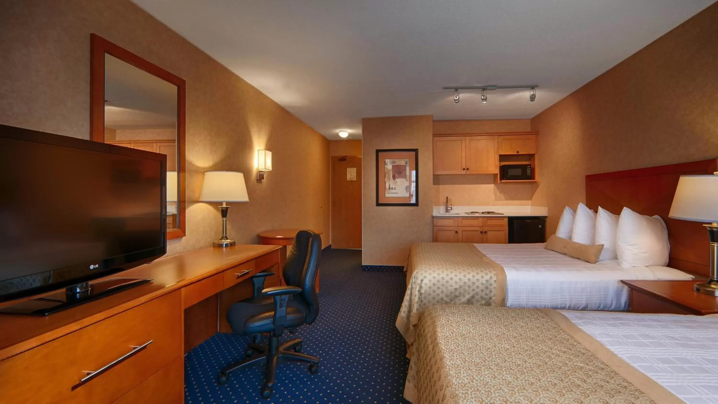 Photo of the whole room, TV/Entertainment Center in Best Western PLUS Langley Inn