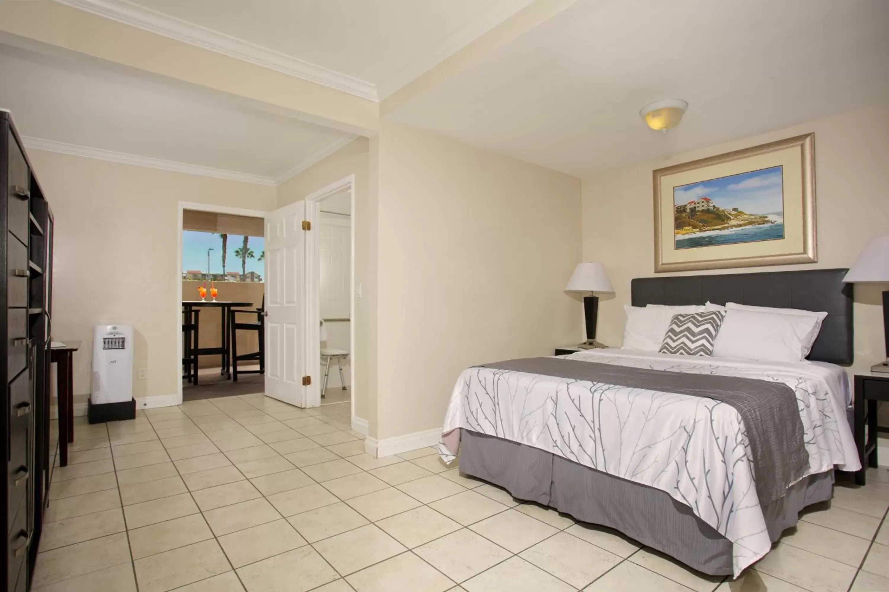 Patio, Bed in Ocean Beach Hotel