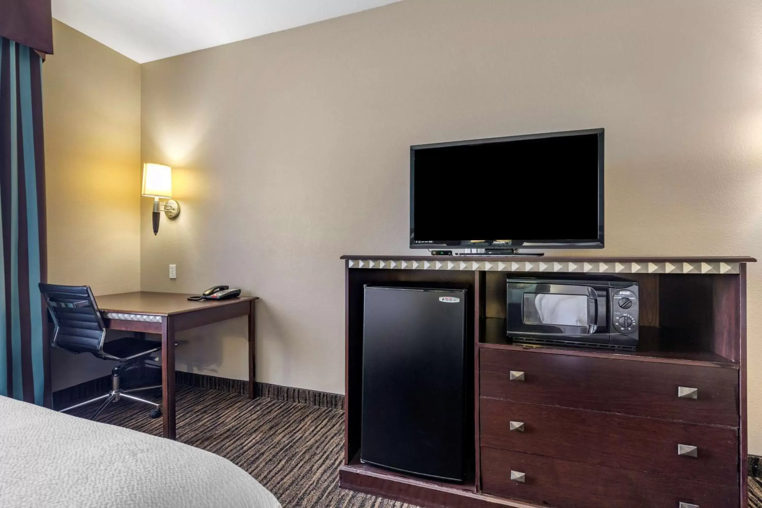 TV and multimedia, TV/Entertainment Center in Best Western Mineola Inn