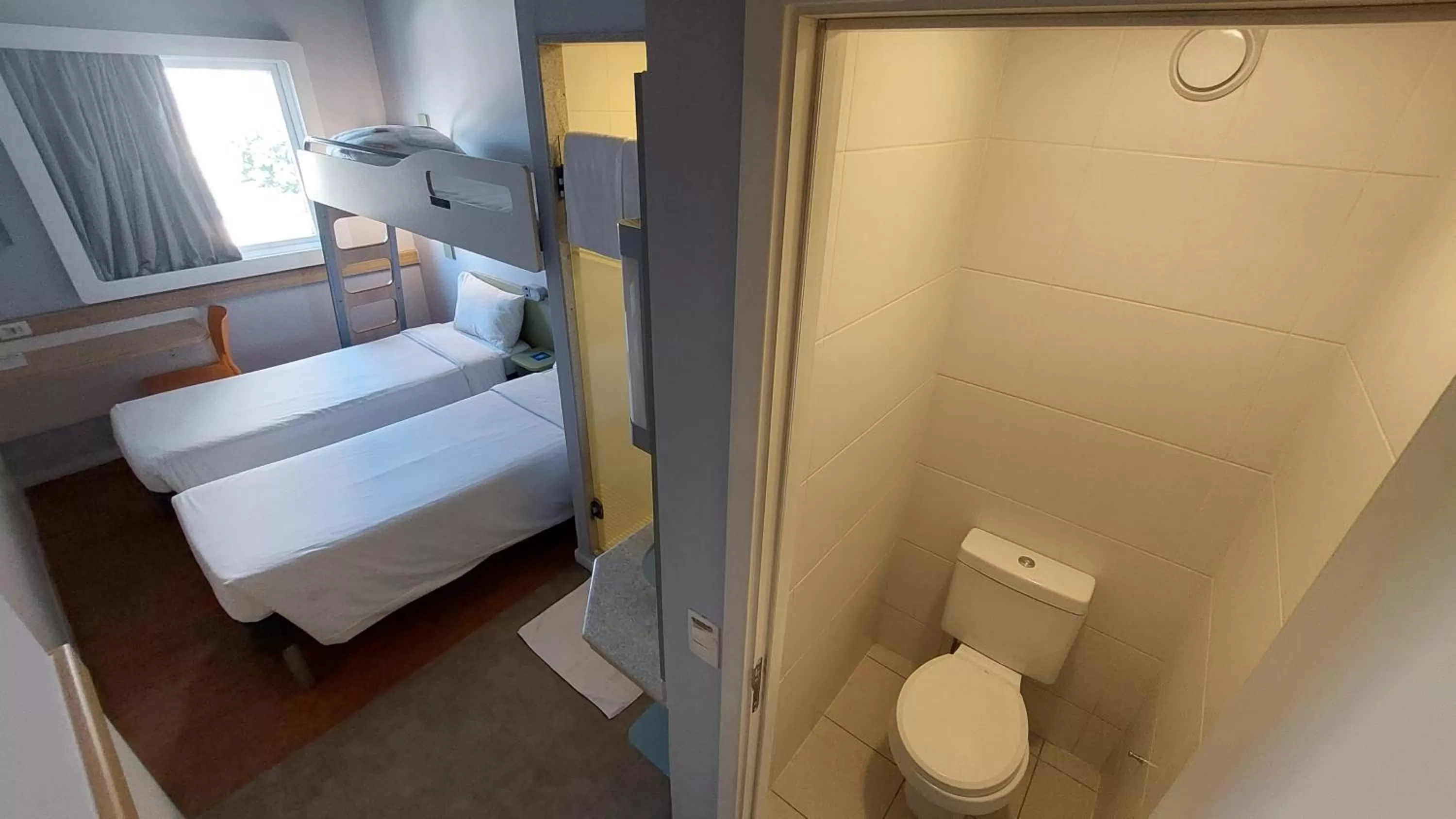 Shower, Bed in ibis budget Rio de Janeiro Nova America