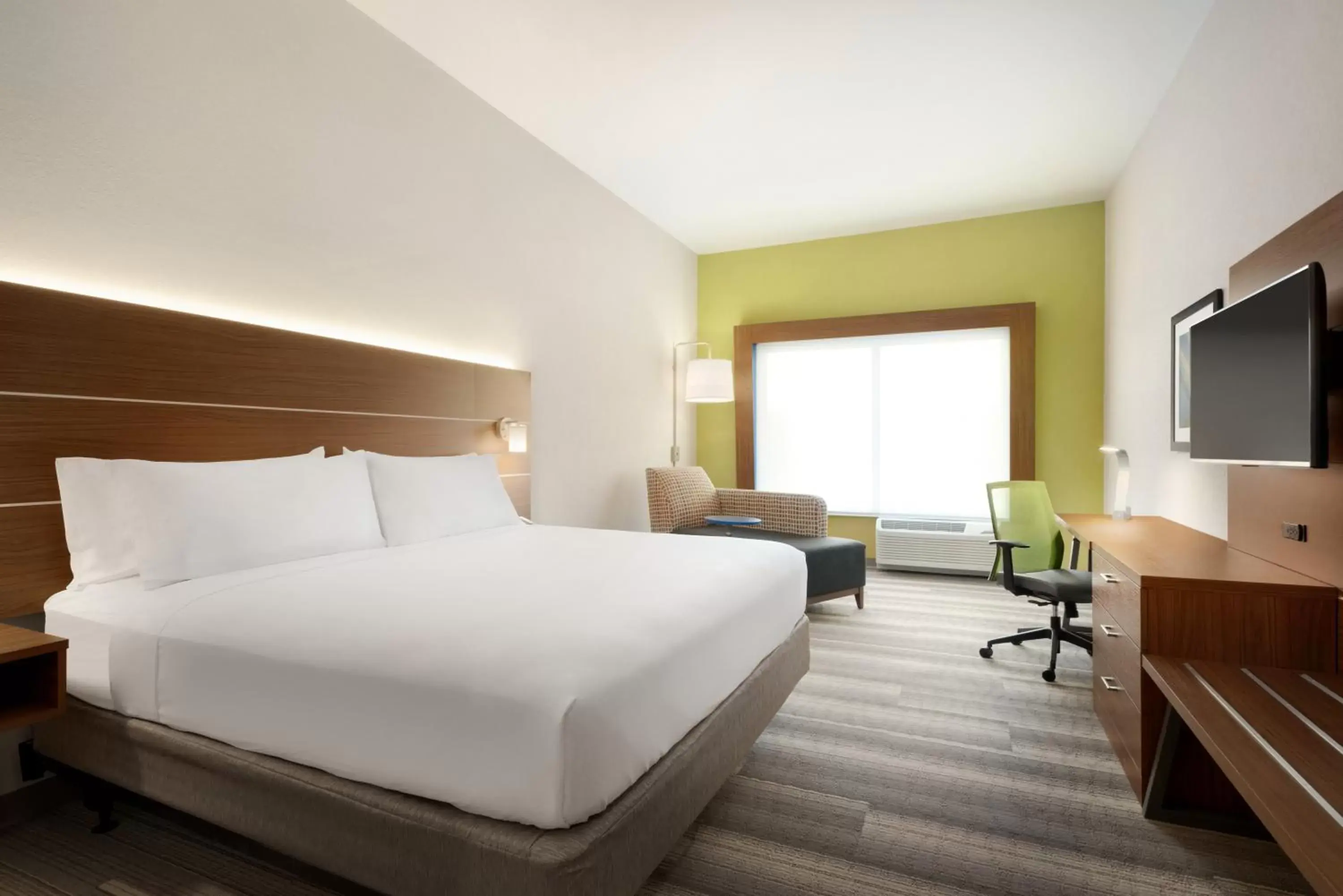 Seating area, Bed in Holiday Inn Express & Suites - Cincinnati South - Wilder, an IHG Hotel