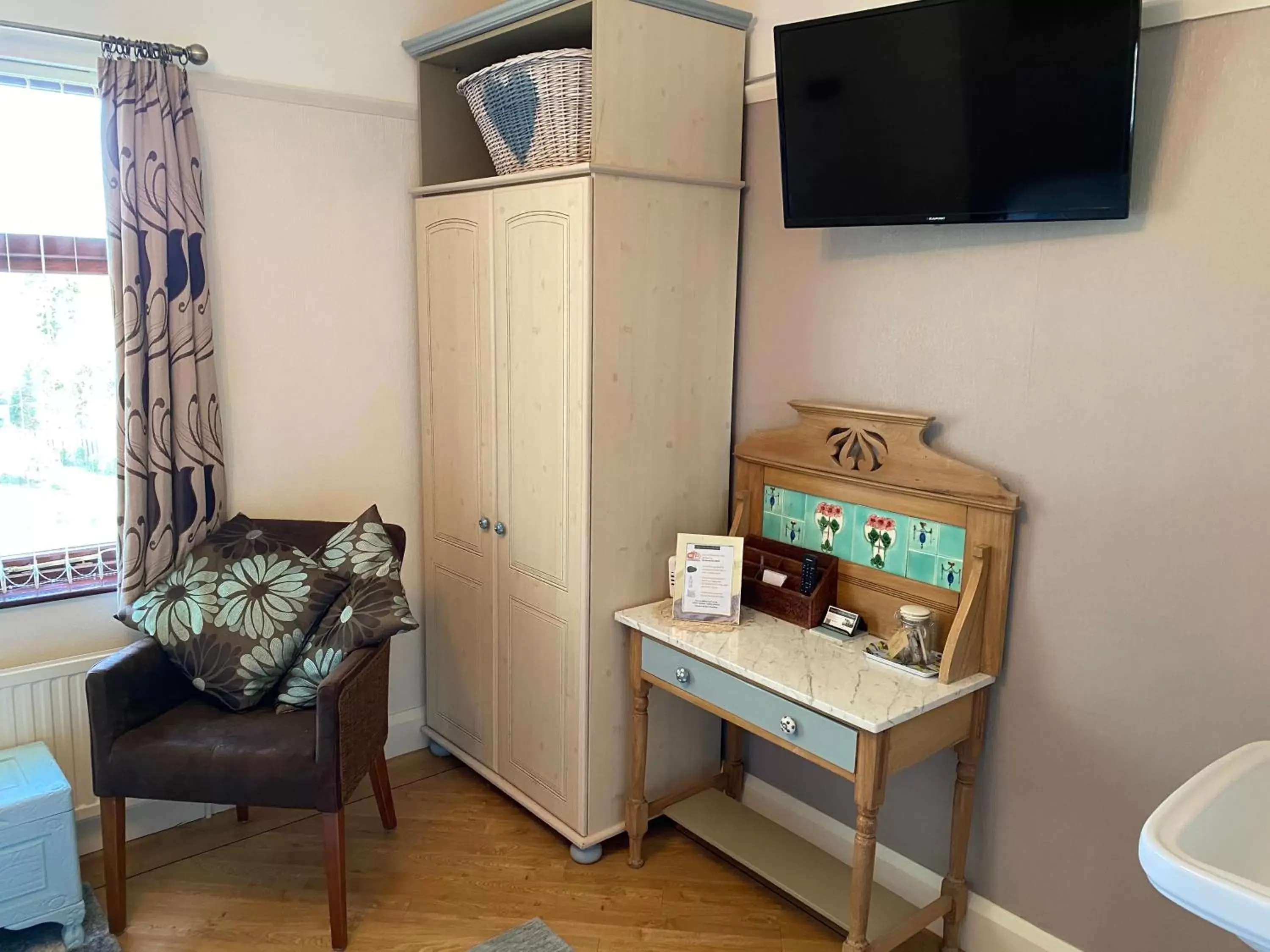 Bedroom, TV/Entertainment Center in Orchard Side Bed and Breakfast